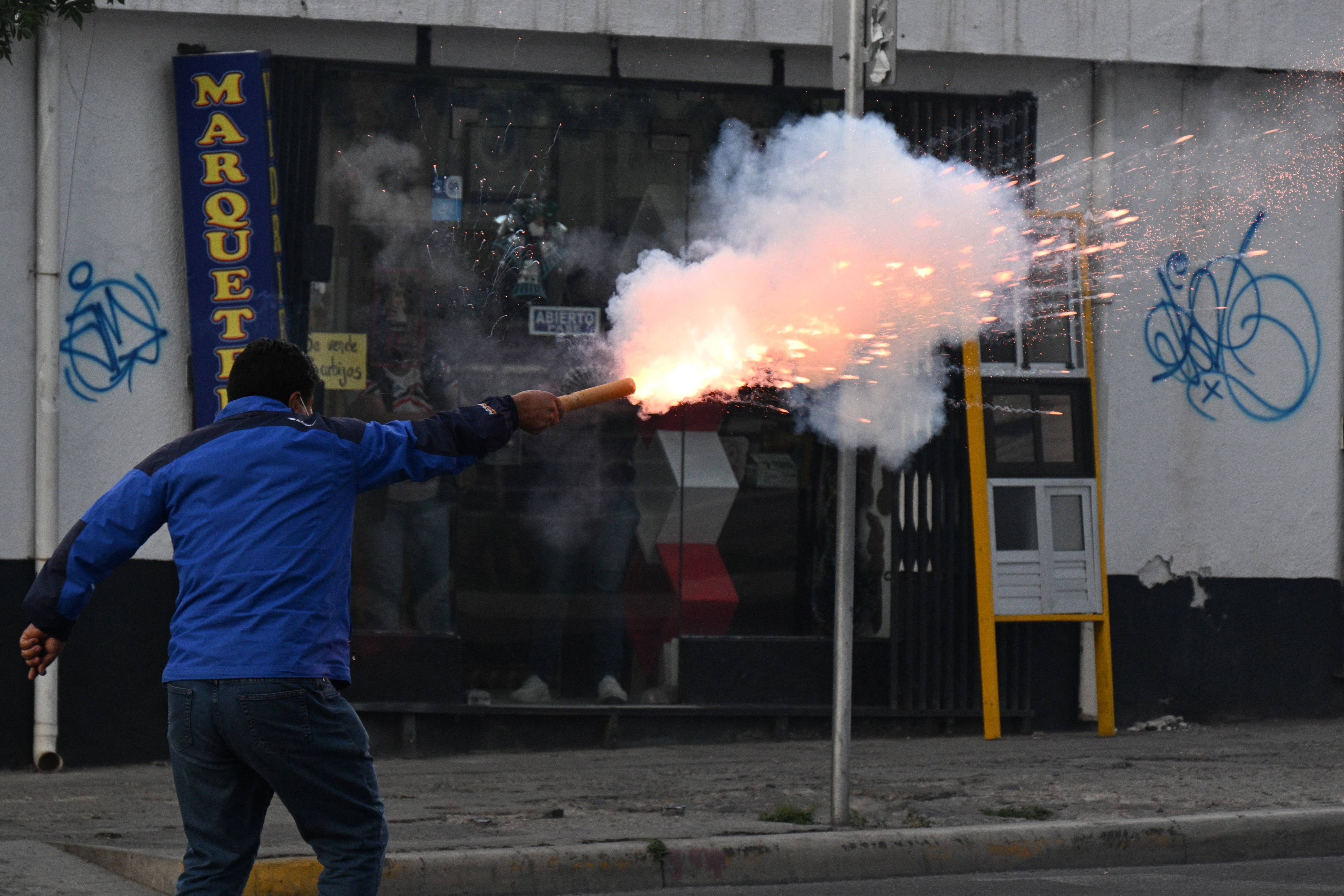 Un militante del MAS dispara petardos contra manifestantes opositores (AIZAR RALDES / AFP)