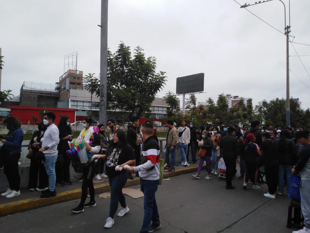 Miles de fanáticos hacen largas filas para el concierto de Daddy Yankee en Lima