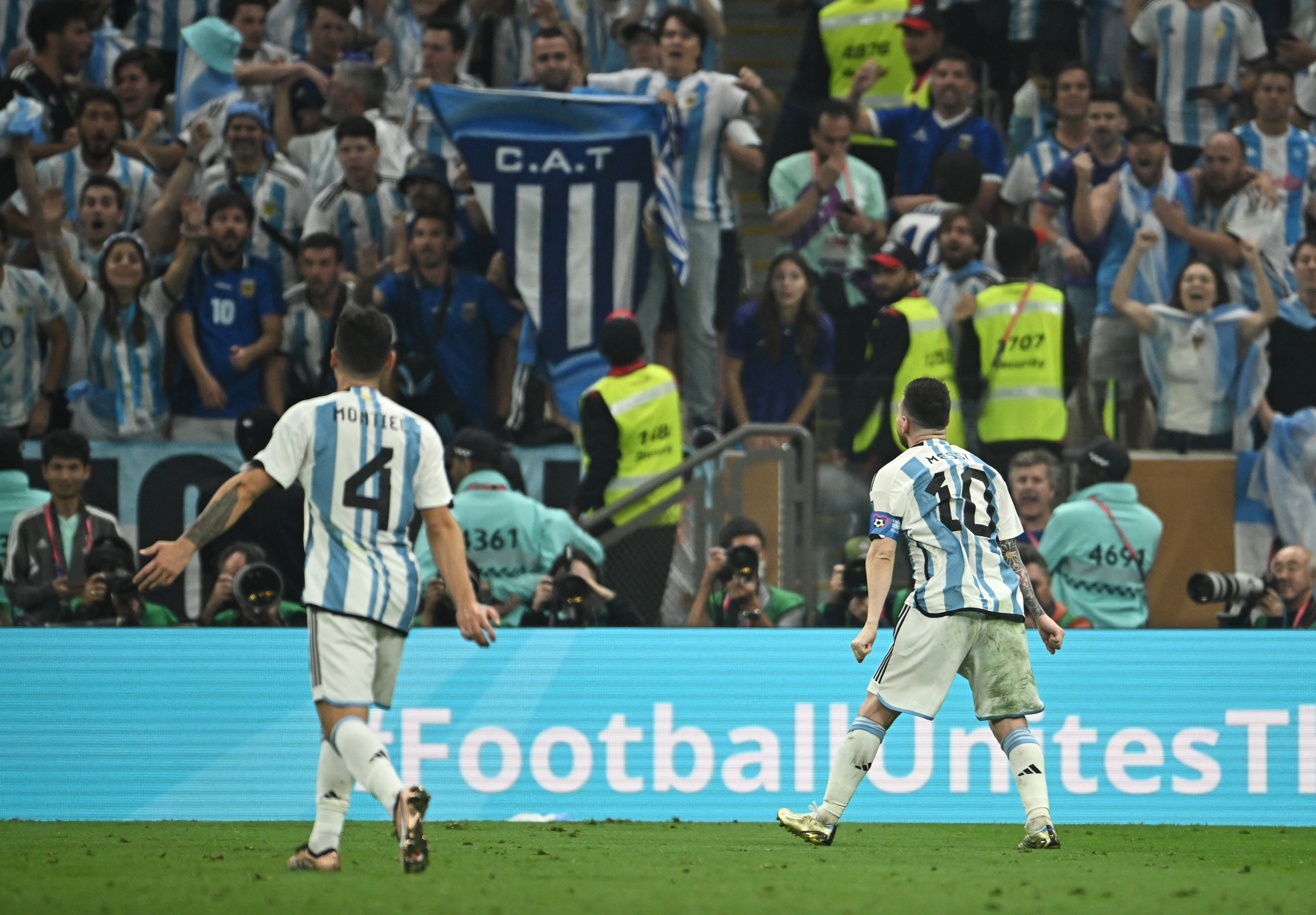 Messi festeja con Gonzalo Montiel, el encargado de patear el penal que le dio la Copa del Mundo a la Selección (REUTERS/Dylan Martinez)