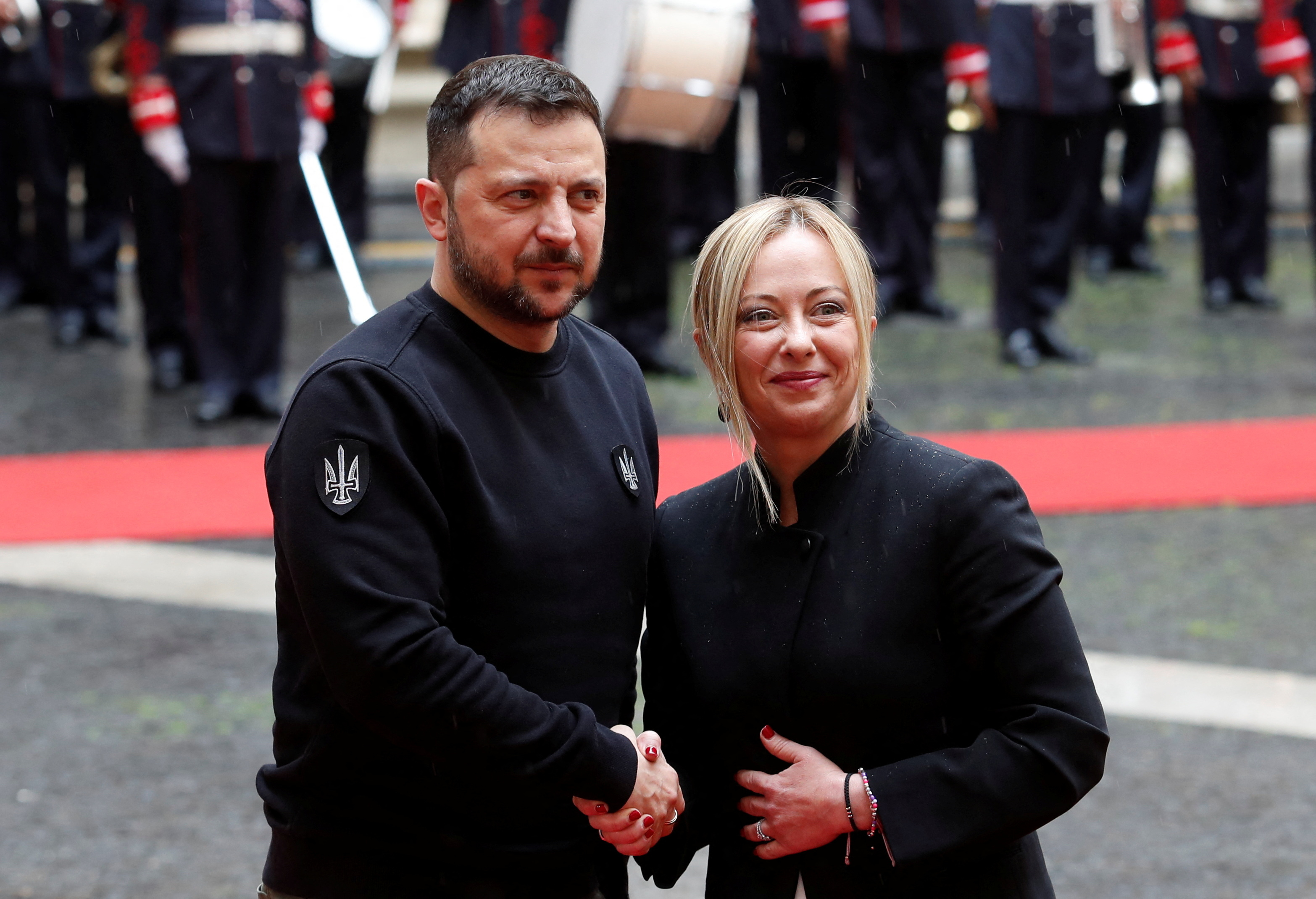 El saludo entre Zelensky y Giorgia Meloni (REUTERS/Remo Casilli)