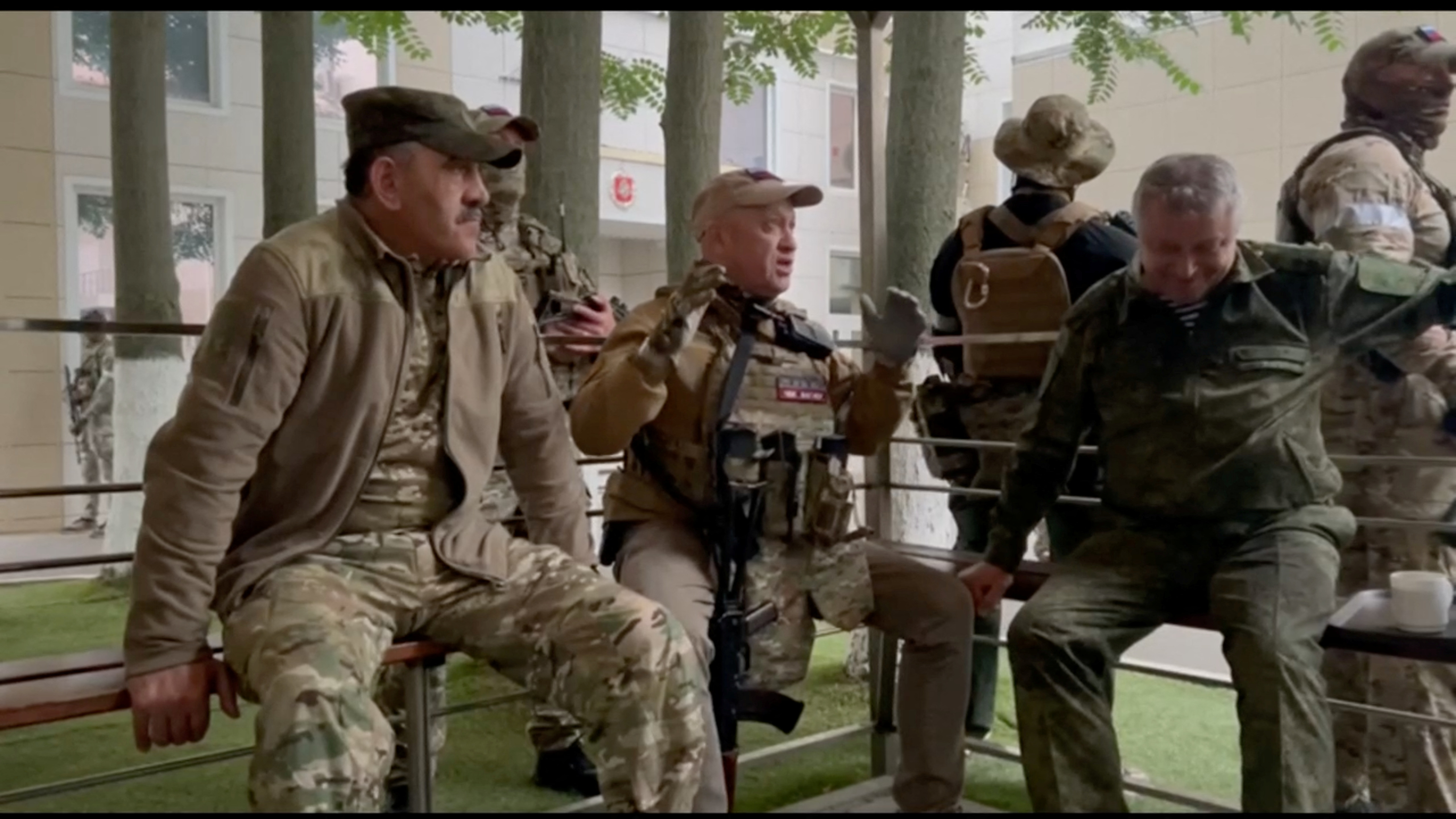 Yevgeny Prigozhin conversando con el viceministro de Defensa, Yunus-Bek Yevkurov, en el cuartel de las fuerzas rusas del sur del país en el centro de Rostov-on-Don, Russia. (Video Obtained by REUTERS). 