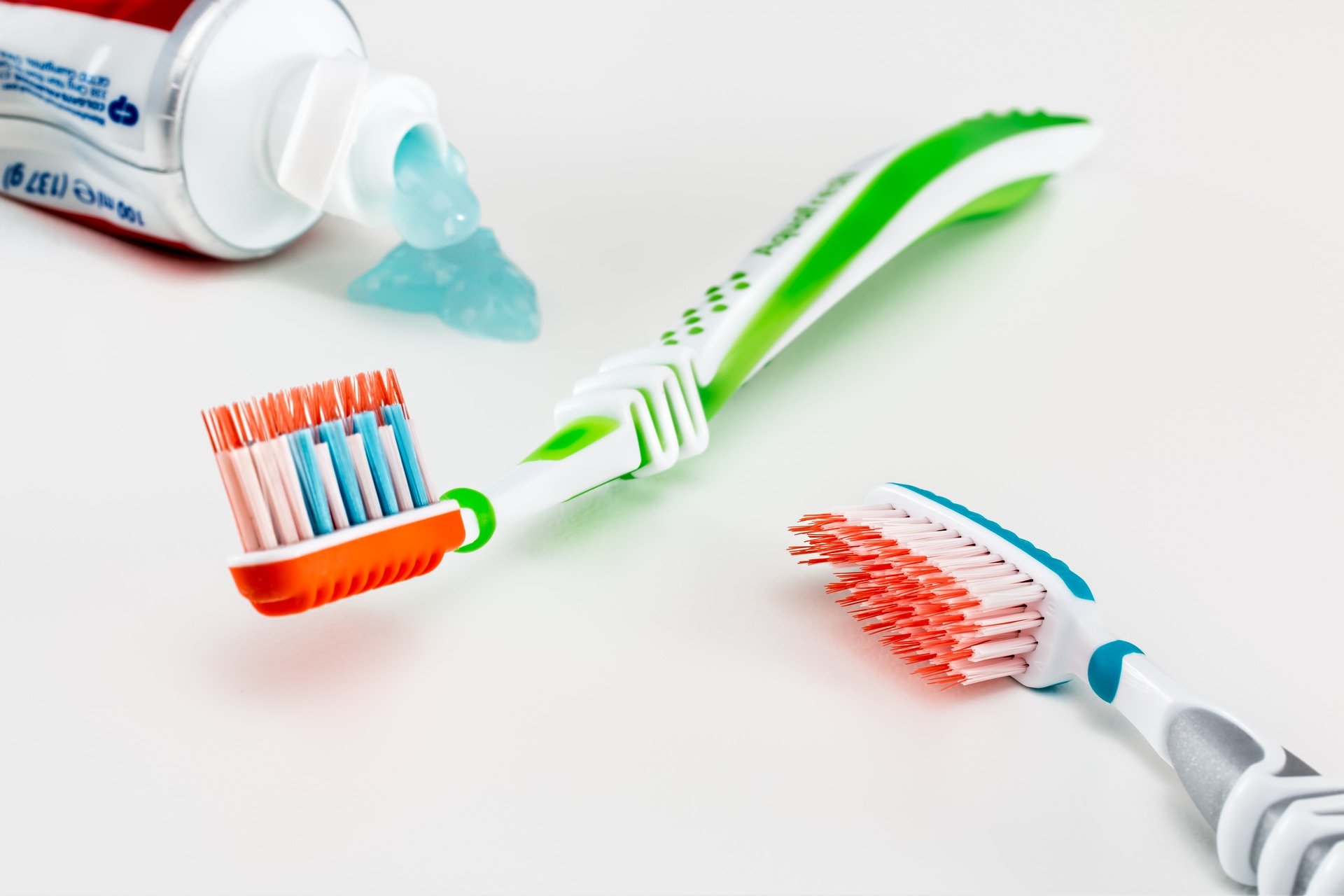 Cepillarse bien los dientes varias veces al día y usar hilo dental es clave (Foto: Pixabay)