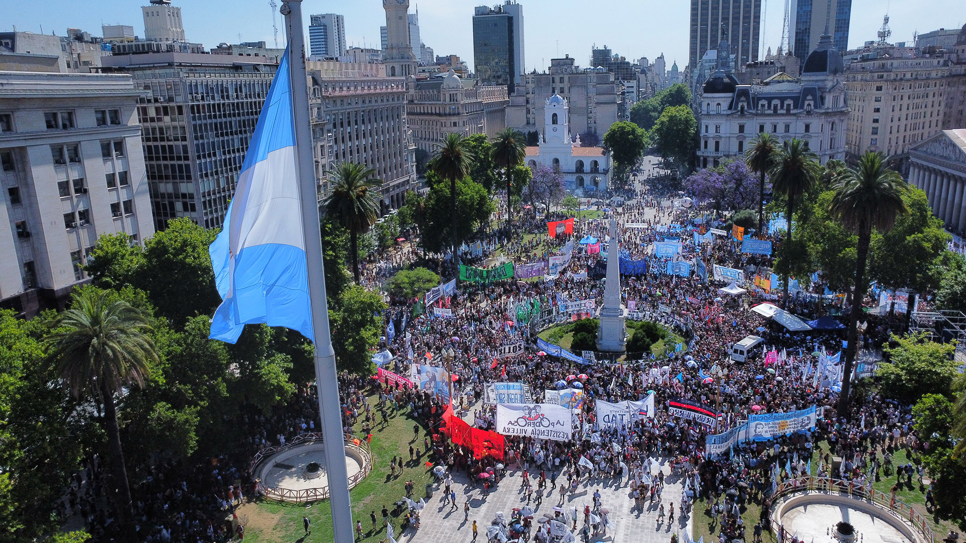 Una multitud acompañó la ronda 2.328 de Madres de Plaza de Mayo: la bandera argentina lució a media asta (Fotos: Luciano González)