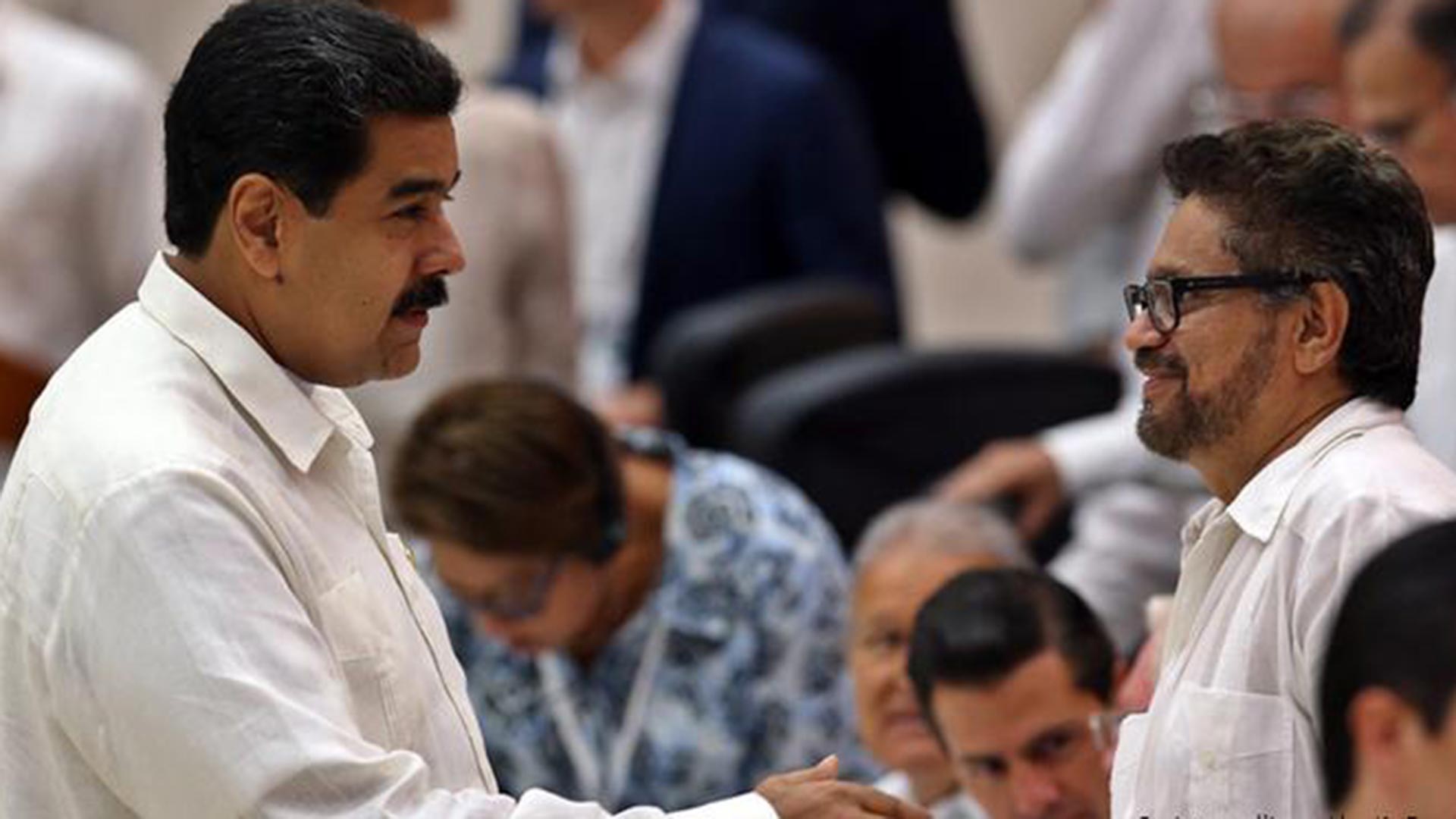 Nicolás Maduro con el jefe guerrillerro Iván Márquez de las FARC 