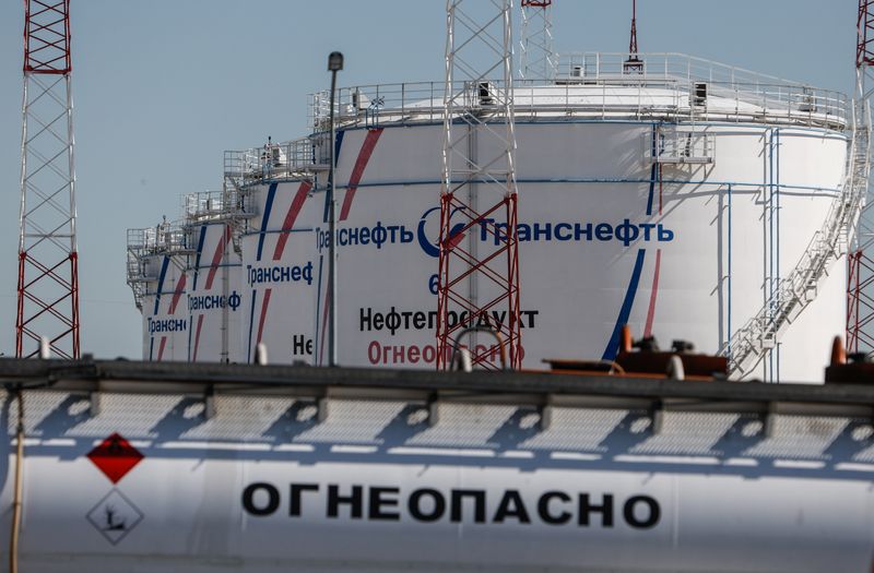 FOTO DE ARCHIVO: Tnques de petróleo en las instalaciones de producción de Volodarskaya LPDS, propiedad del operador de oleoductos Transneft, en el pueblo de Konstantinovo en la región de Moscú, Rusia 8 de junio de 2022. REUTERS/Maxim Shemetov/File Photo