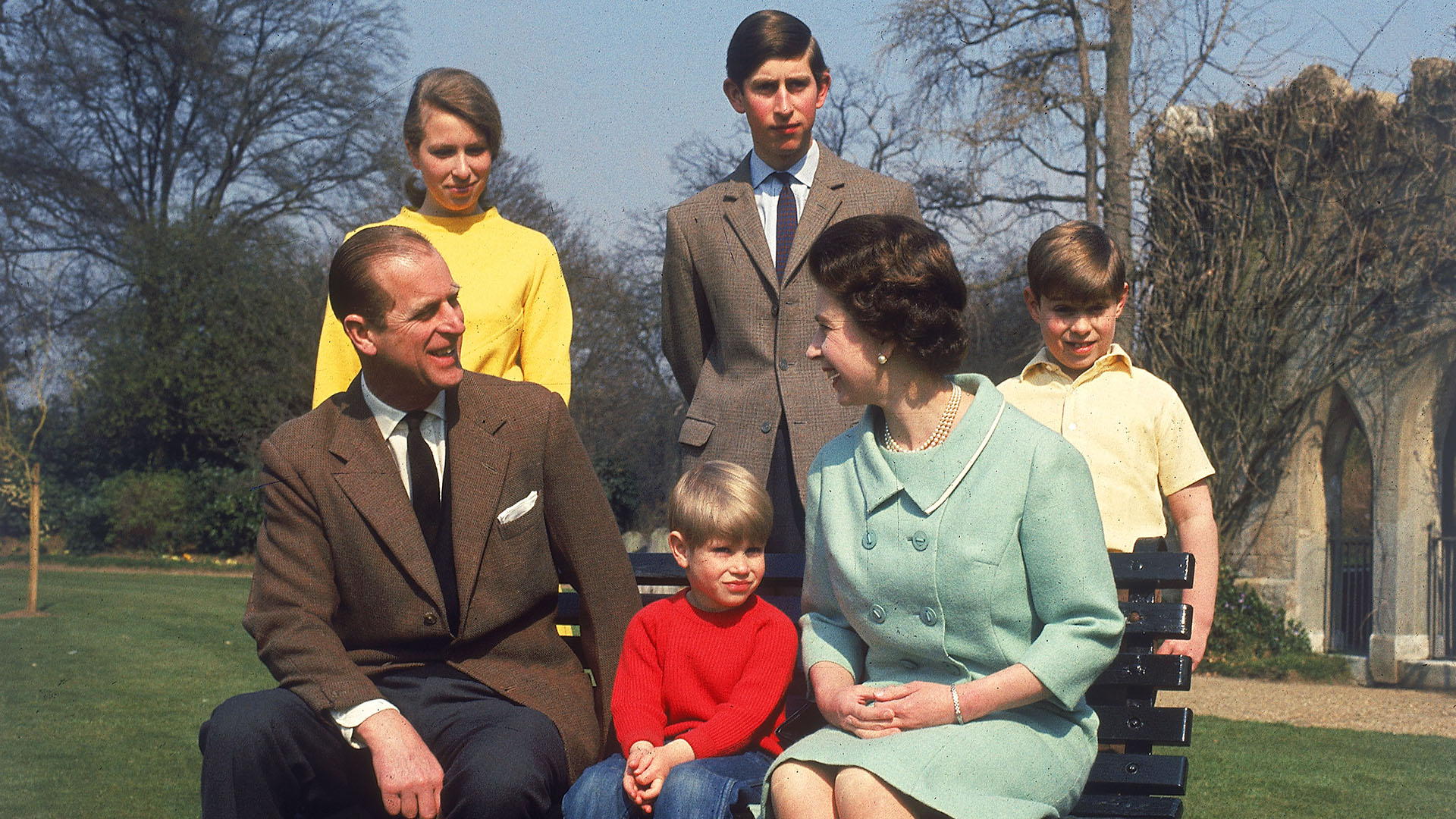 La reina Isabel II y su familia en Windsor en la primavera de 1968. De izquierda a derecha: Felipe, duque de Edimburgo, la princesa Ana, el príncipe Eduardo, Carlos y Andrés, duque de York
