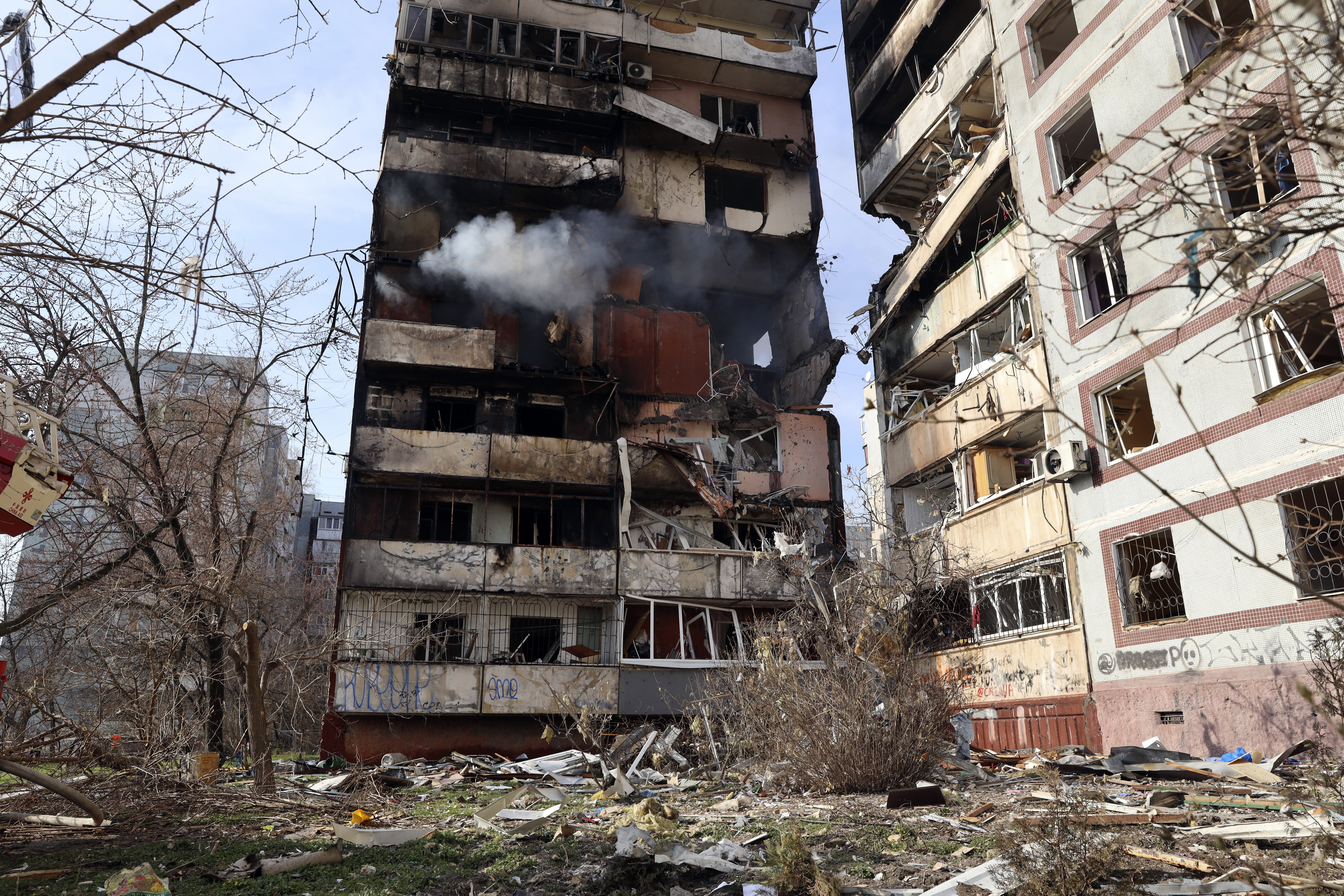 Un edificio de apartamentos después de que un misil ruso lo dañara el miércoles 22 de marzo de 2023 en la ciudad ucraniana de Zaporiyia. (AP Foto/Kateryna Klochko)