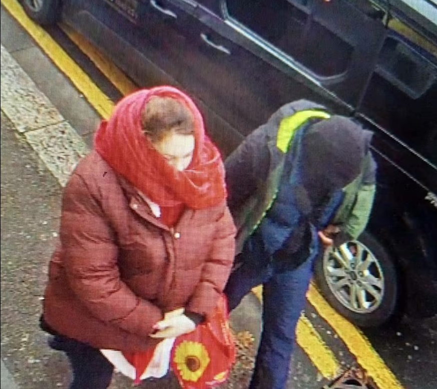 7 de enero: Constance Marten y Mark Gordon en el exterior de la estación de East Ham sobre las 11.45 horas.