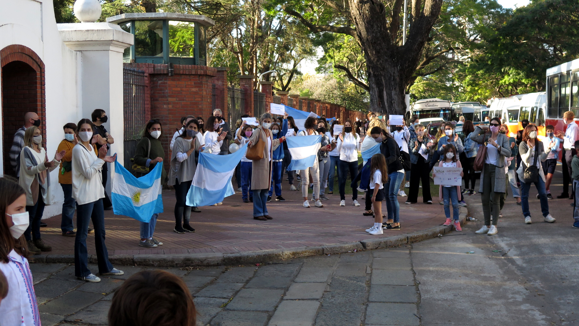 De la protesta también participaron choferes y dueños de micros escolares bonaerenses que se ven afectados por el DNU 