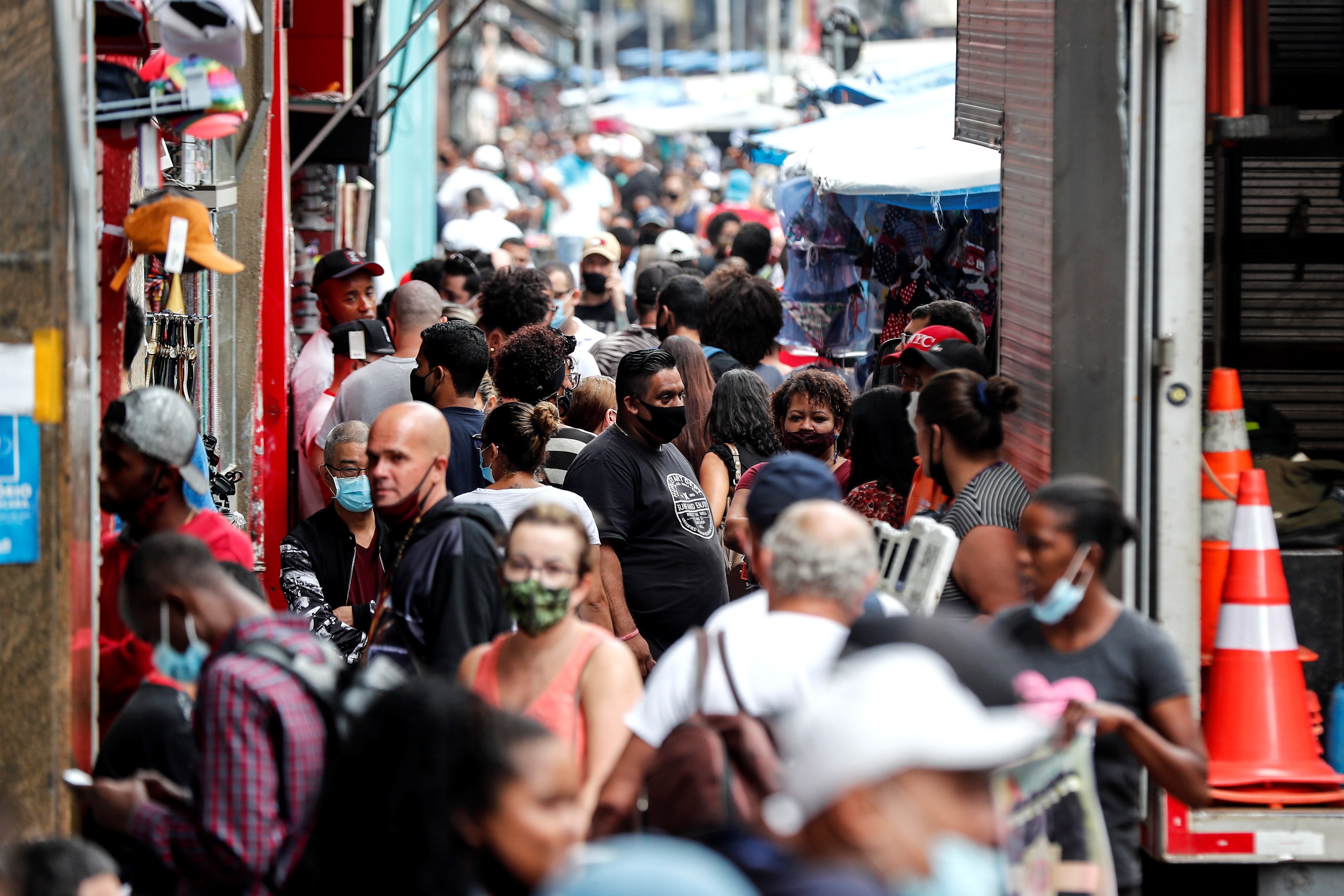 Decenas de personas caminan en una concurrida vía comercial en el centro de San Pablo (EFE/ Sebastiao Moreira/Archivo)