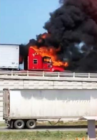 Luego de horas de bloqueos, presuntos integrantes del crimen organizado prendieron fuego a algunos camiones comerciales en el Puente-Pharr, en Reynosa (Foto: especial)