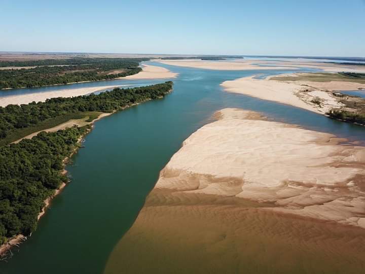 Added to this situation is the drought condition in the region, marked by low rainfall in the Paraná delta