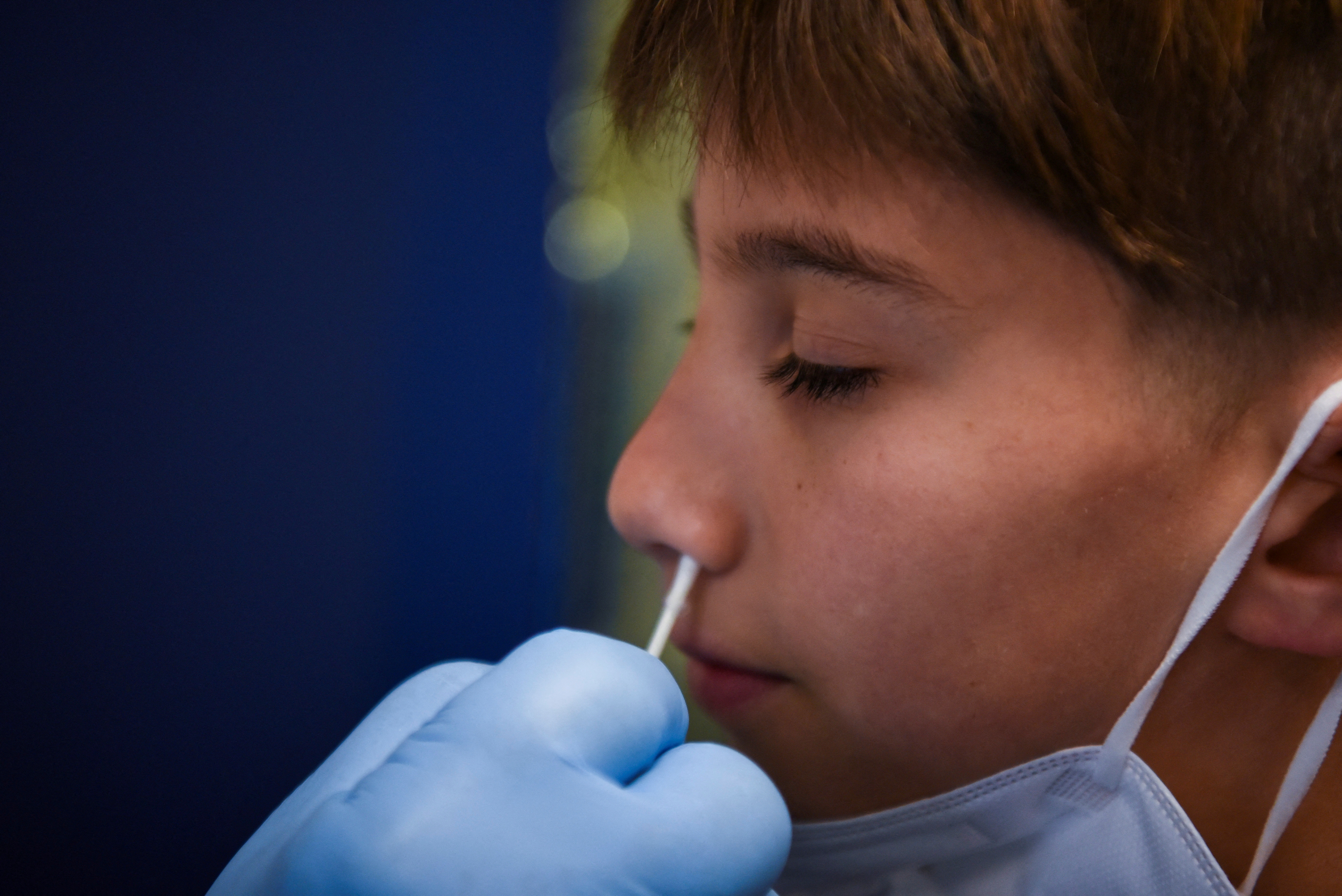 Un joven se somete a un test de la enfermedad del coronavirus (COVID-19) en la Academia Judía de Austin mientras la propagación de la variante Ómicron provoca la escasez de profesores en medio de la pandemia de COVID-19 en Texas, Estados Unidos (REUTERS/Callaghan O'Hare)