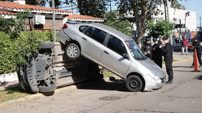Una jubilada confundi&oacute; los pedales al salir del garaje, atropell&oacute; a un ni&ntilde;o y su auto termin&oacute; encima de una camioneta