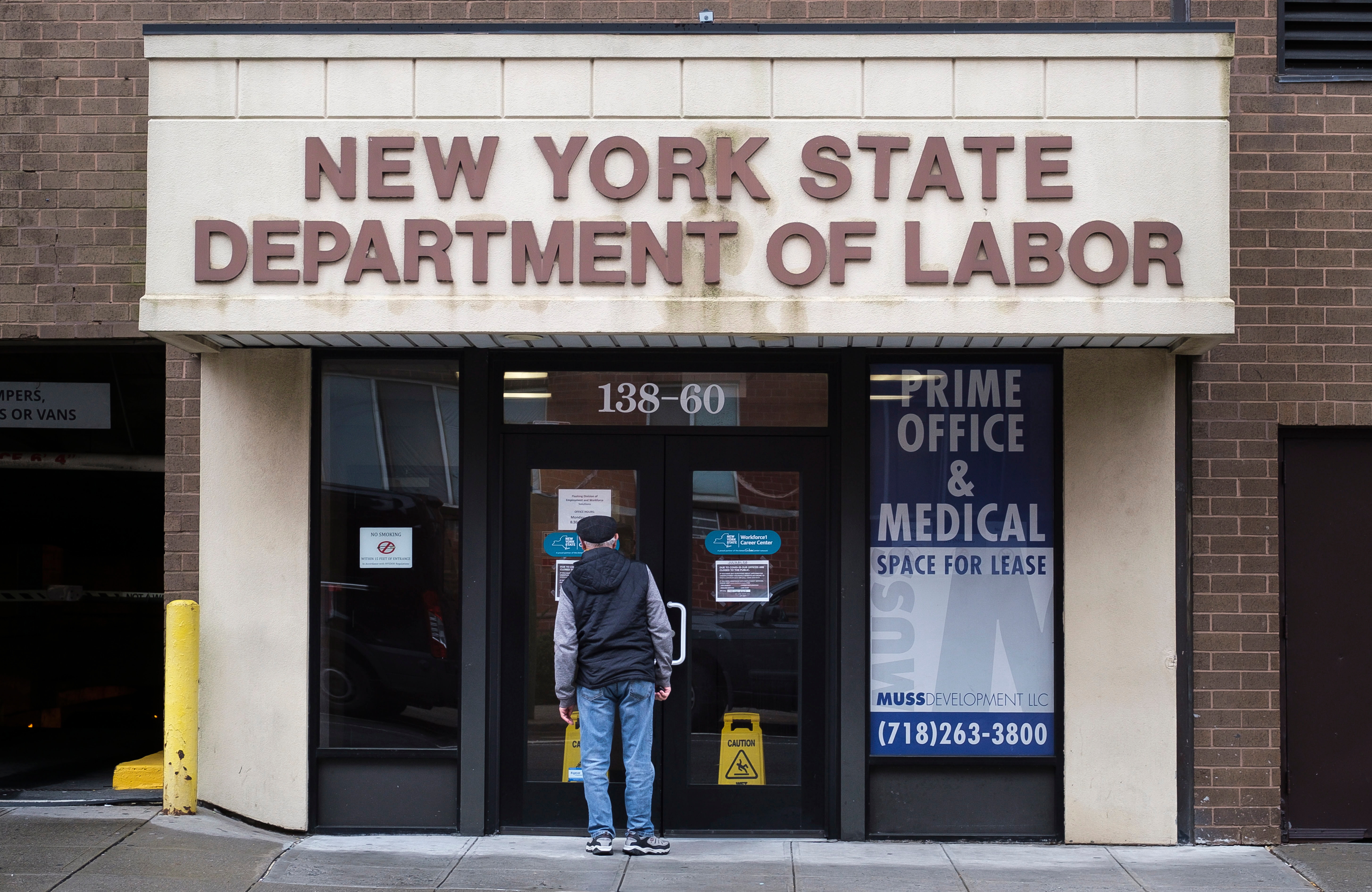 A person goes to a State Employment Office in the US, in a file photograph (EFE/Justin Lane)