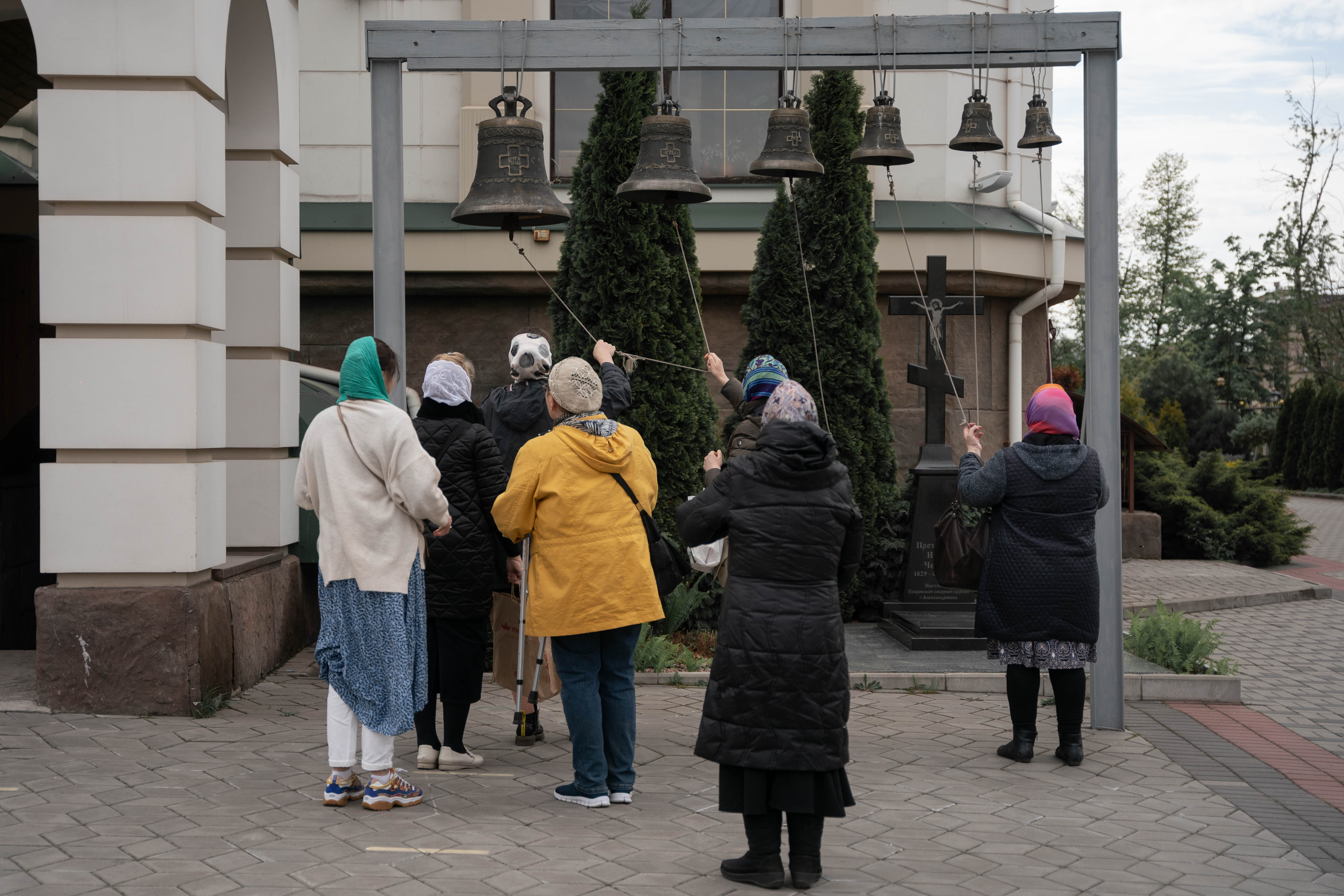 Mujeres tocando la campana después de la misa en una iglesia de Zaporiyia. (Foto: Franco Fafasuli)