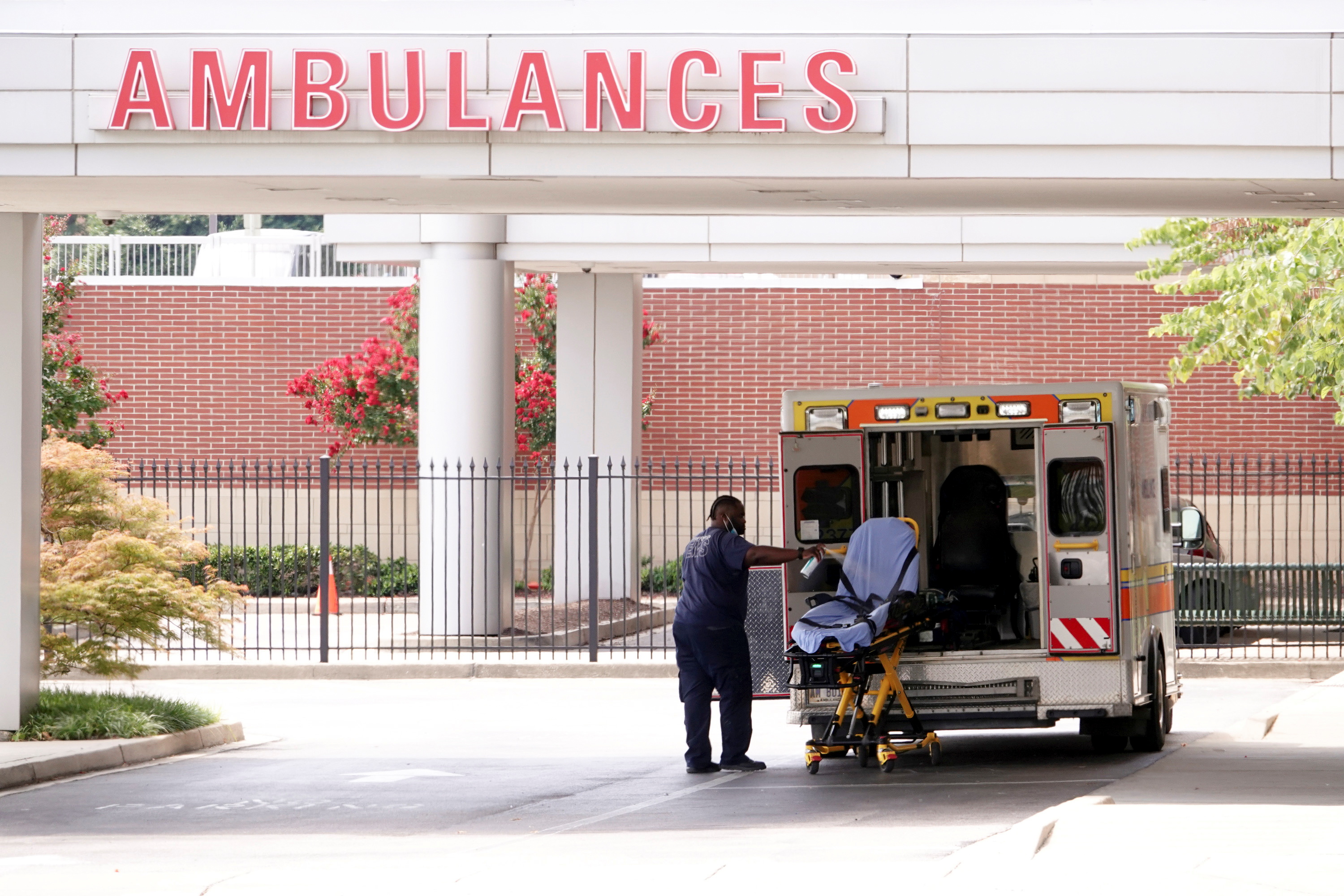 Desinfección de una ambulancia en Memphis. Los tiempos de espera se han multiplicado (Reuters)