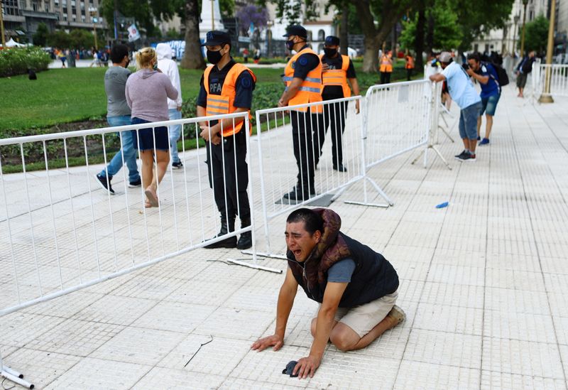 Llanto y desconsuelo, una imagen repetida durante el adiós de Diego Maradona