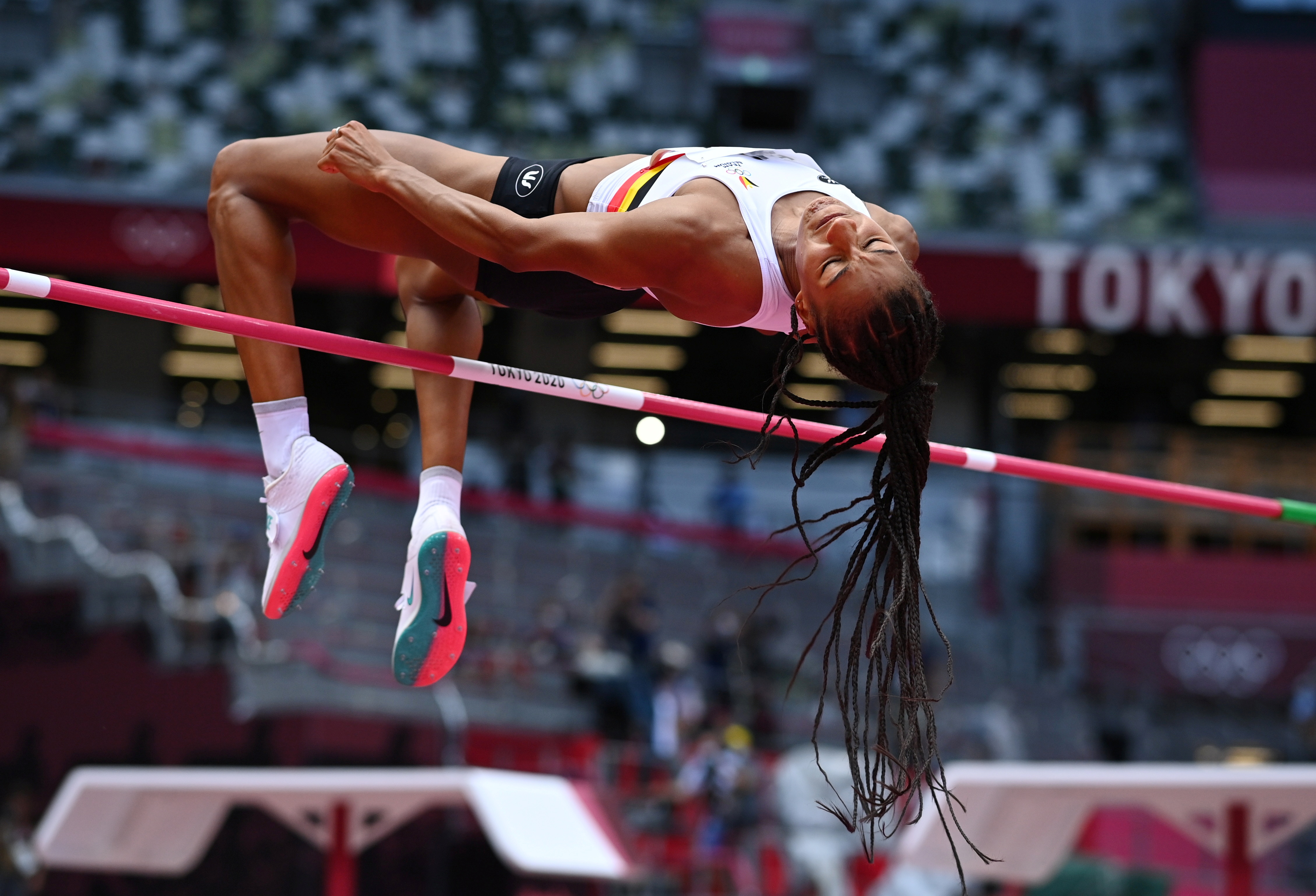 Nafissatou Thiam de Bélgica realiza su salto de altura en el atletismo de los Juegos Olímpicos. 