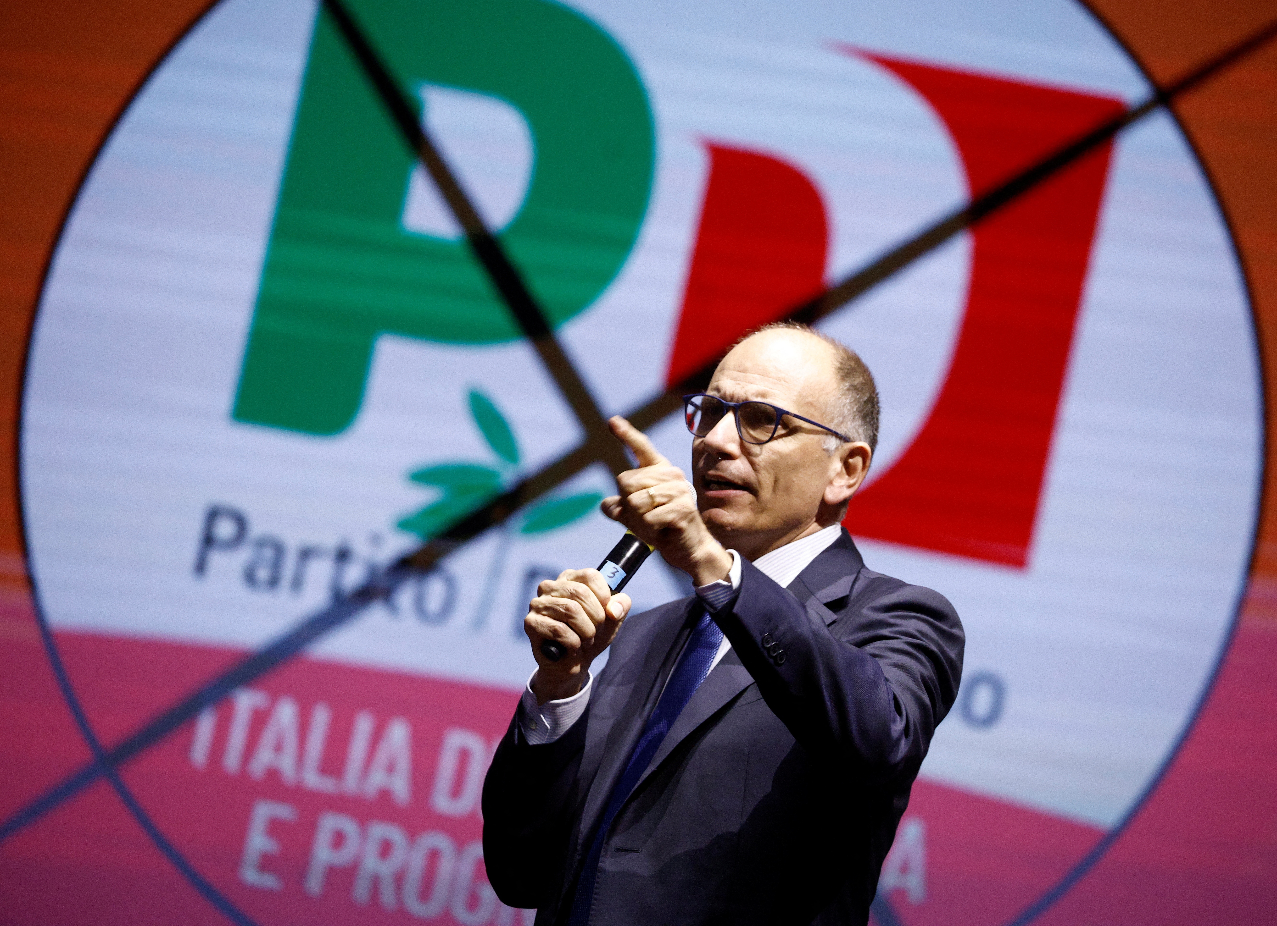 Enrico Letta, secretario del Partido Democrático (PD) de centroizquierda, habla durante el acto de clausura de su campaña electoral en la Piazza del Popolo (REUTERS/Guglielmo Mangiapane)