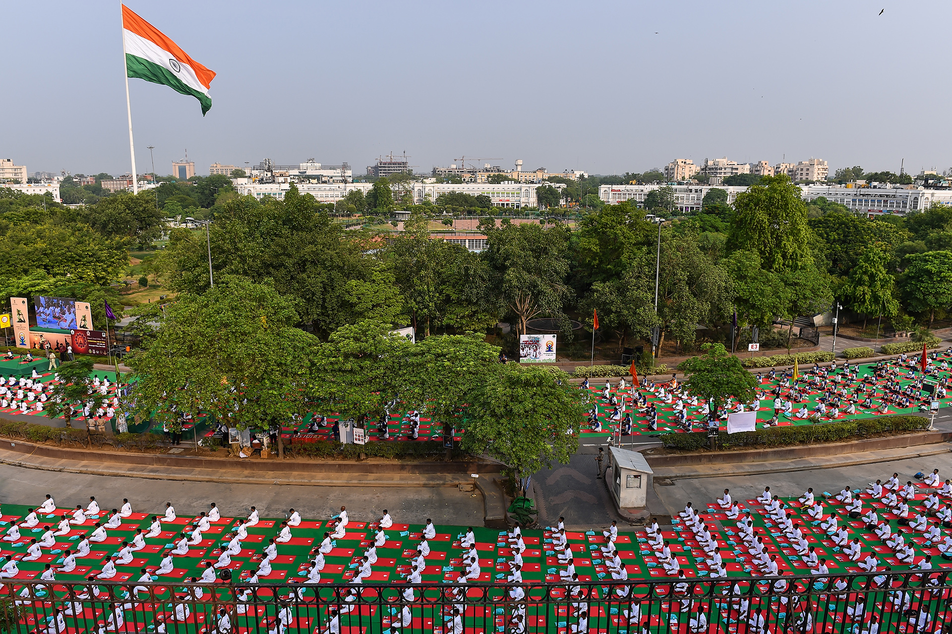 Todos los años se realizan prácticas masivas en todo el mundo en más de 190 países, con India como el centro principal de la celebración (Foto: AFP PHOTO / CHANDAN KHANNA)