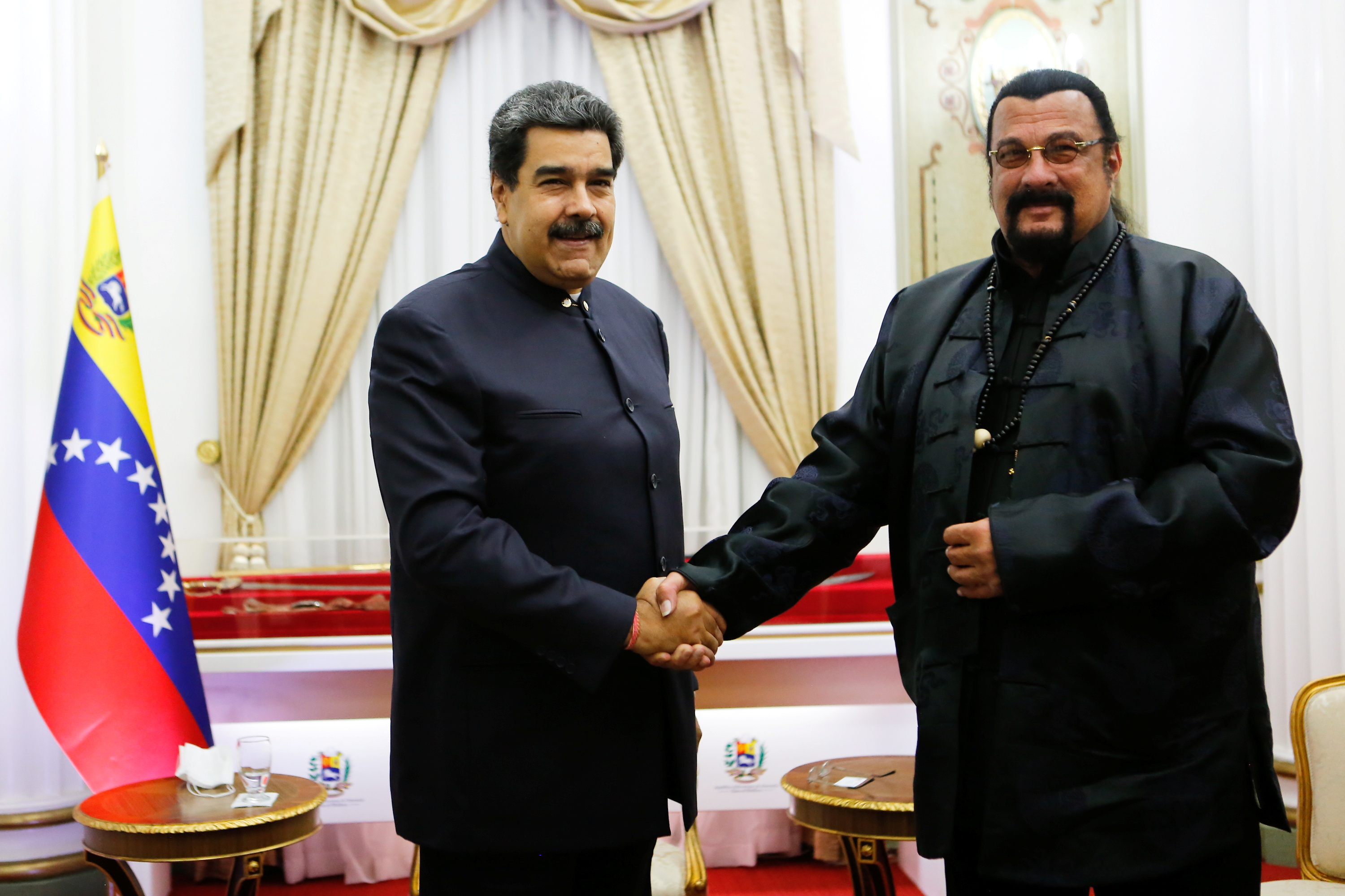En 2021 el actor y productor estadounidense viajó a Venezuela para visitar al dictador de ese país, Nicolás Maduro y le obsequió una espada samurái durante un encuentro en el palacio de Miraflores en Caracas. (REUTERS)
