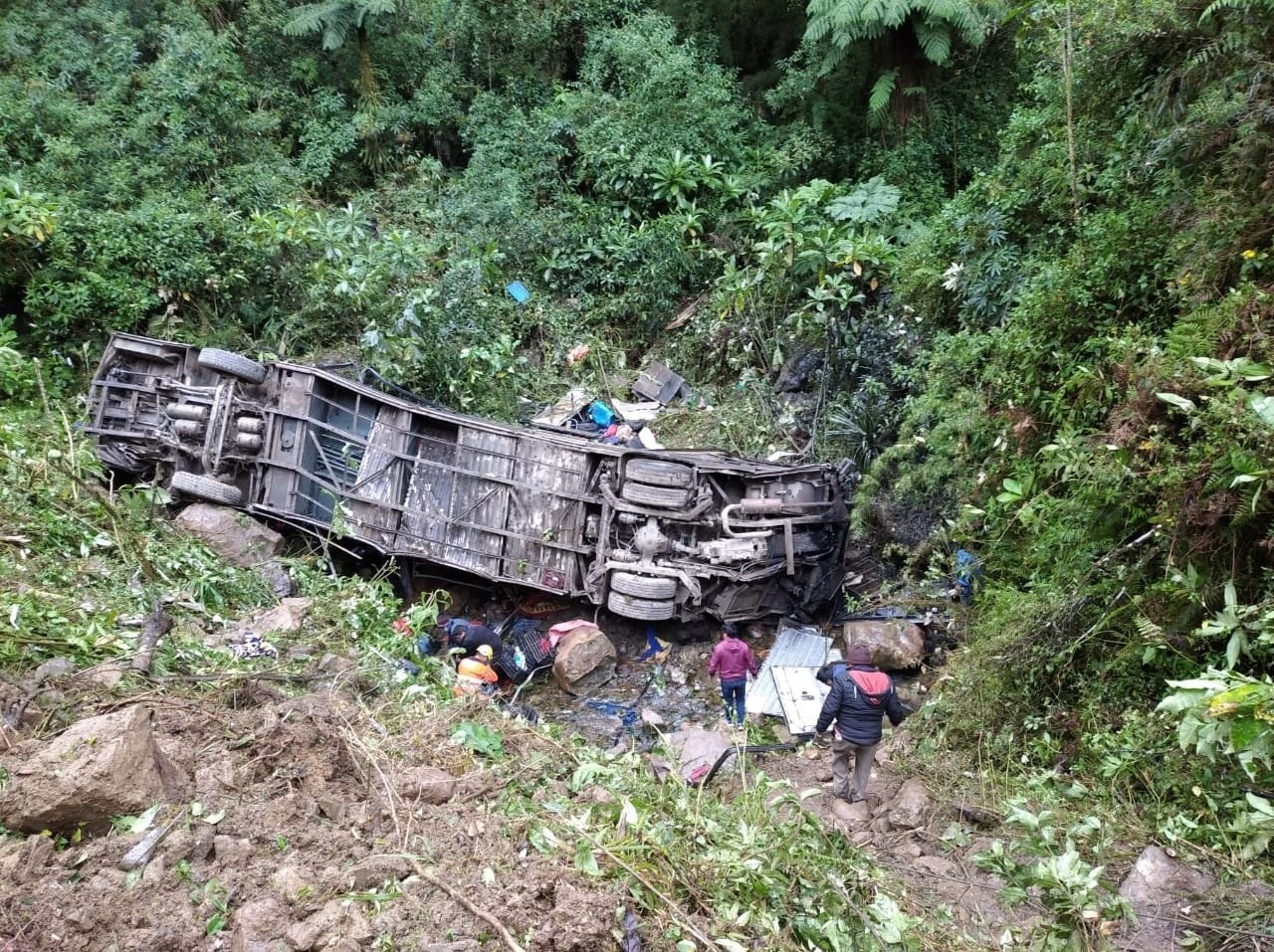 Los labores de rescate del ómnibus accidentado hoy en Cochabamba  (EFE)
