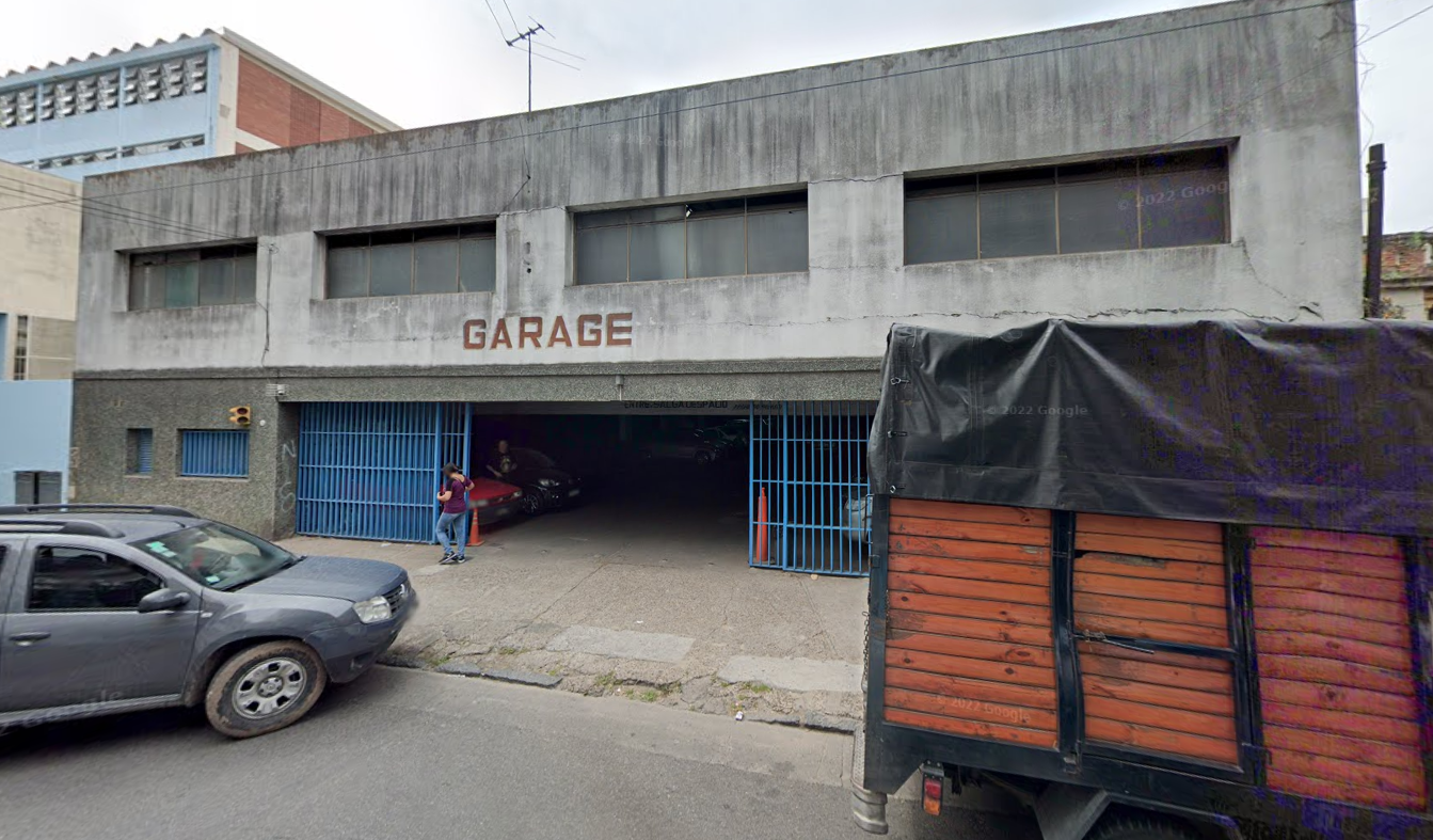 El incidente sucedió en horas del mediodía en un garage ubicado sobre la calle Bacacay al 2.700