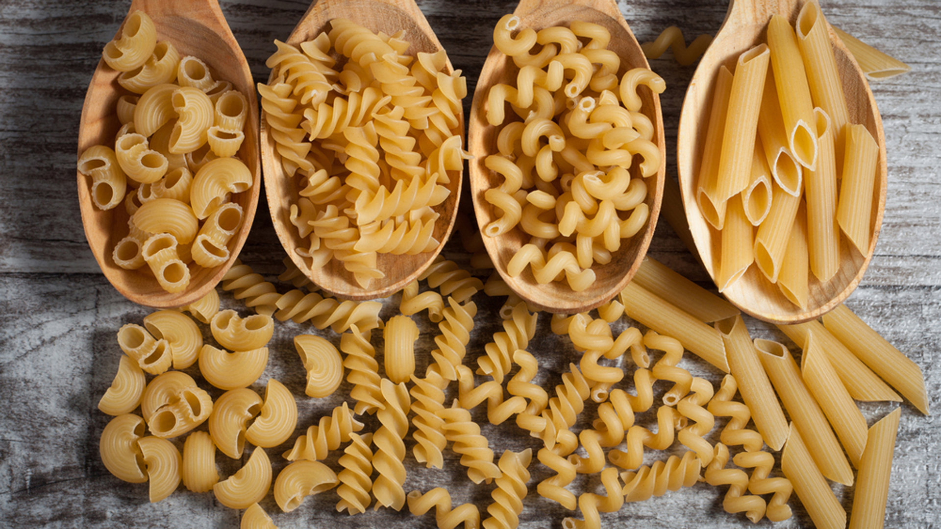 Algunos tipos de pasta que se venden para cocinarlos en casa (Shutterstock)