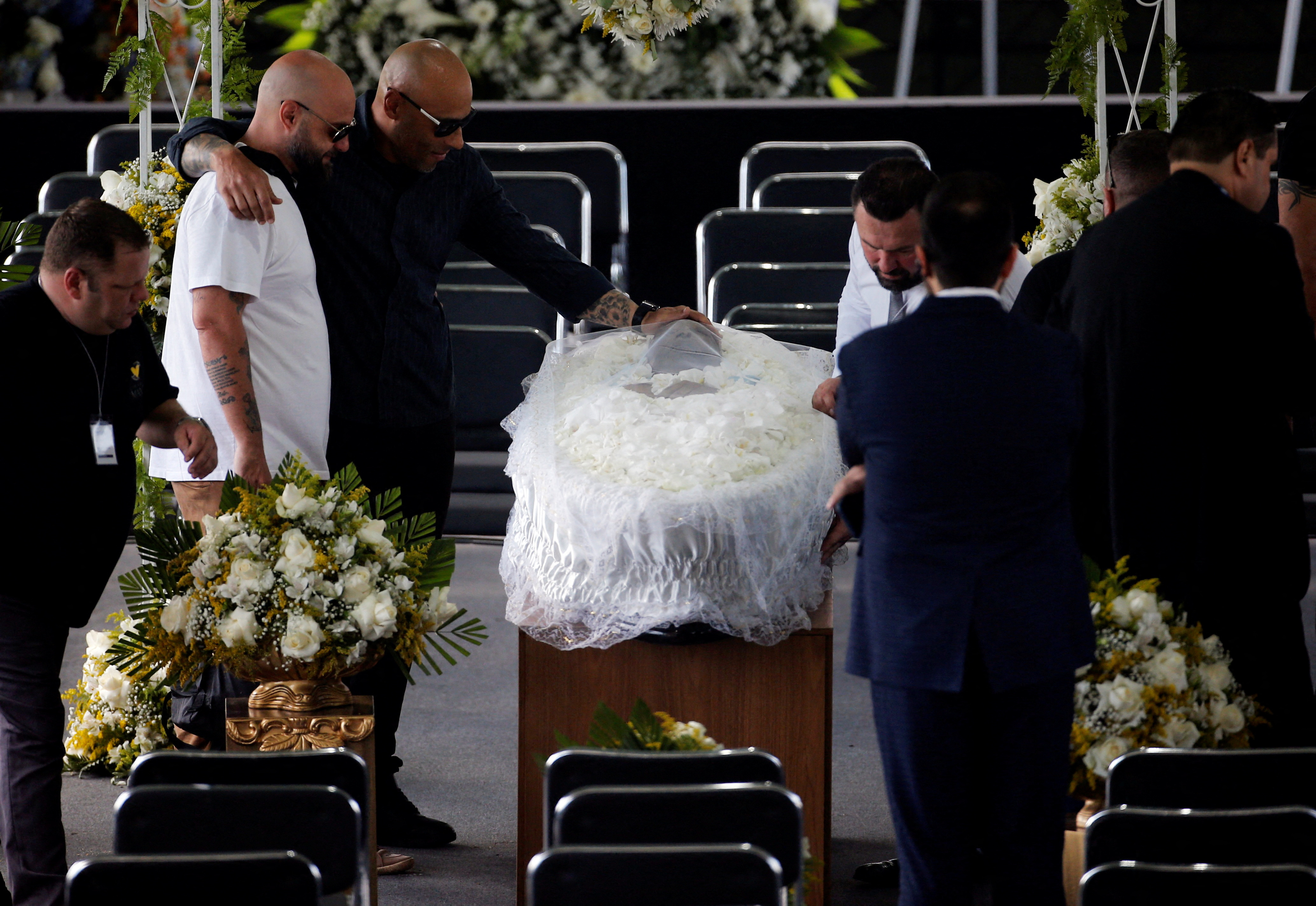 Soccer Football - Death of Brazilian soccer legend Pele - Vila Belmiro Stadium, Santos, Brazil - January 2, 2023 SENSITIVE MATERIAL. THIS IMAGE MAY OFFEND OR DISTURB Pele's son Edinho is pictured as the body of Brazilian soccer legend Pele is seen in his casket, as he lays in state on the pitch of his former club Santos' Vila Belmiro stadium REUTERS/Diego Vara