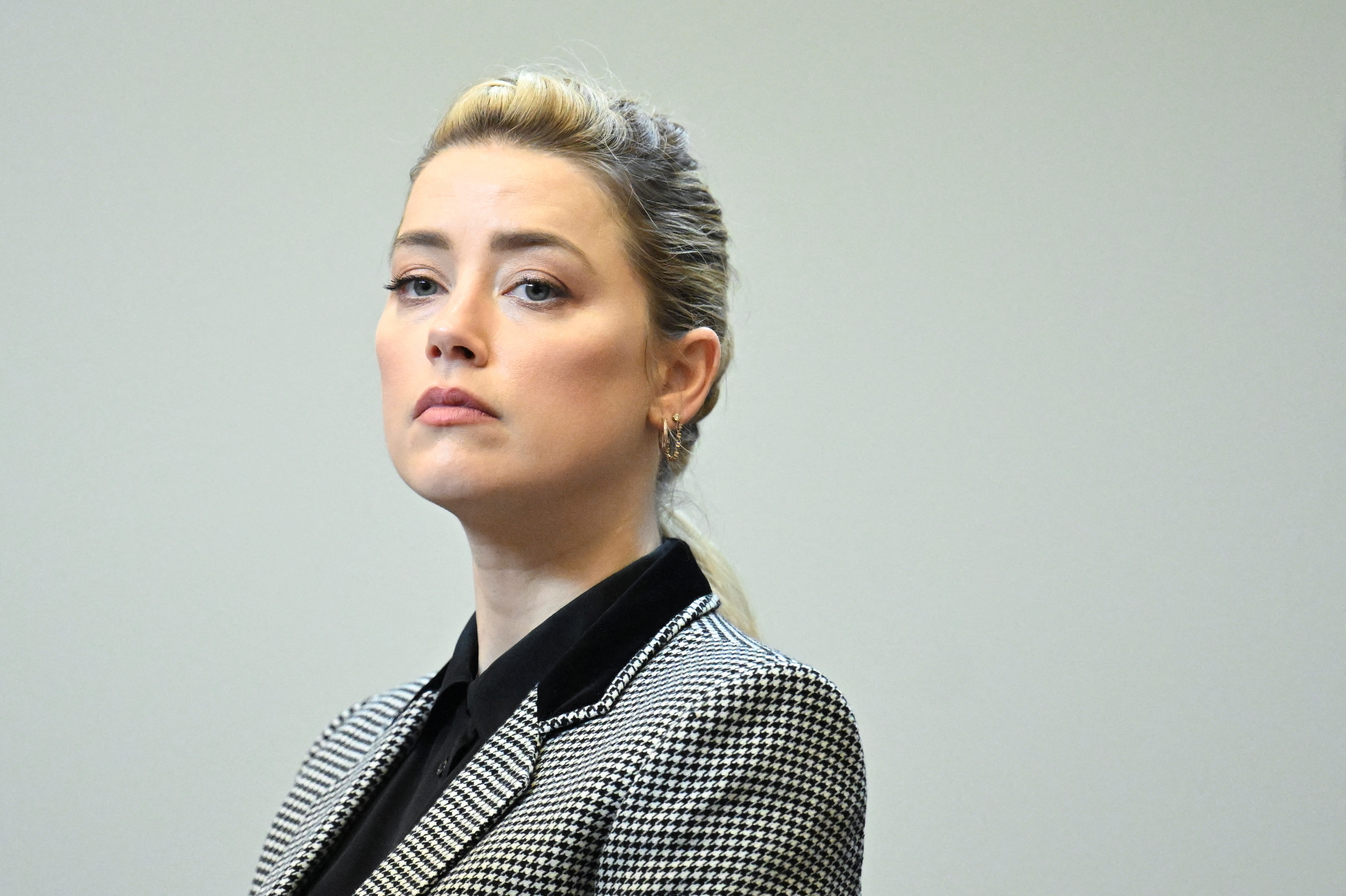 Amber Heard fue demandada por difamación por su ex marido Johnny Depp (Reuters)