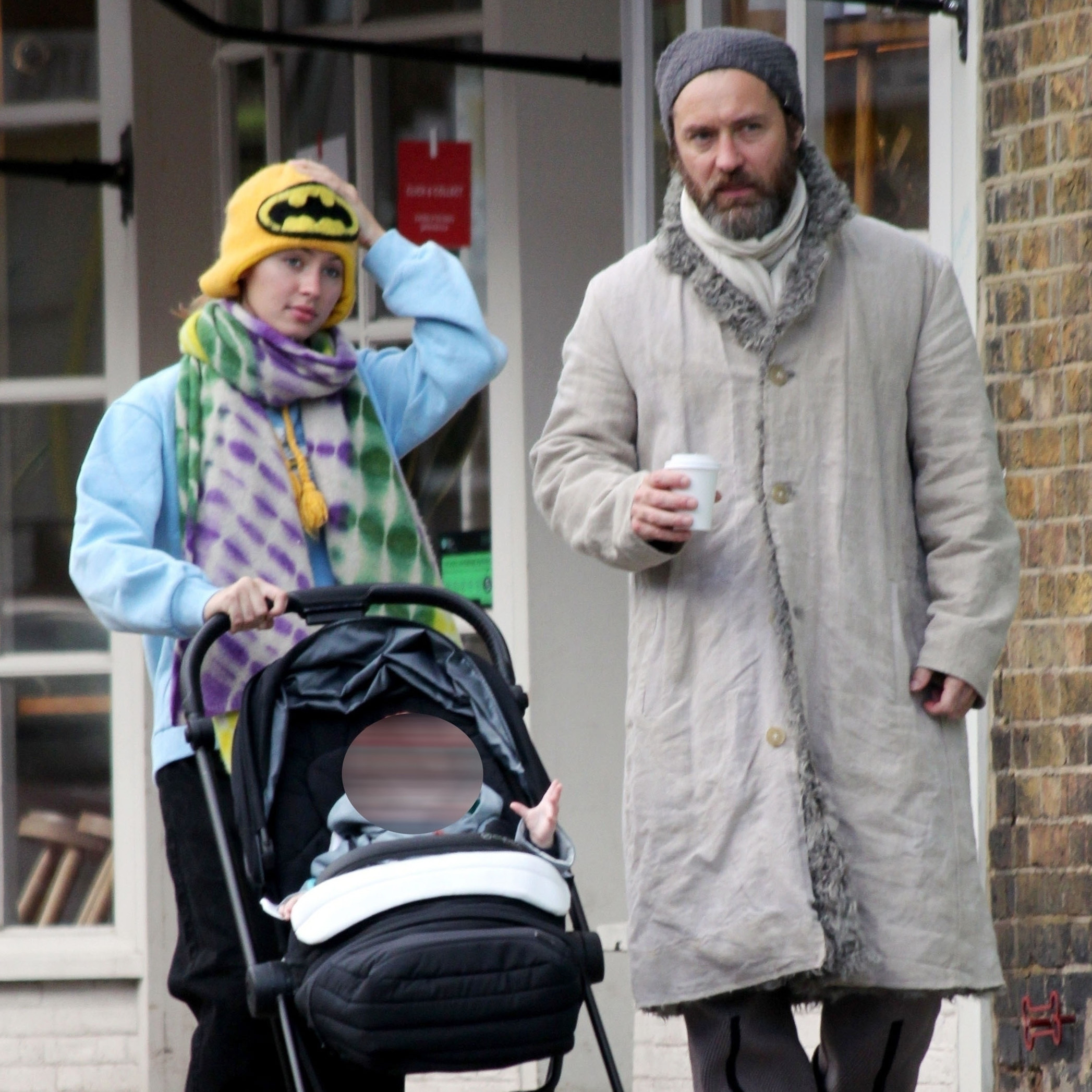 Jude Law junto a su hija Iris en 2021. Iris fue víctima de una intoxicación con una pastilla de éxtasis cuando tenía dos años y debió ser sometida a un lavaje de estómago (The Grosby Group)