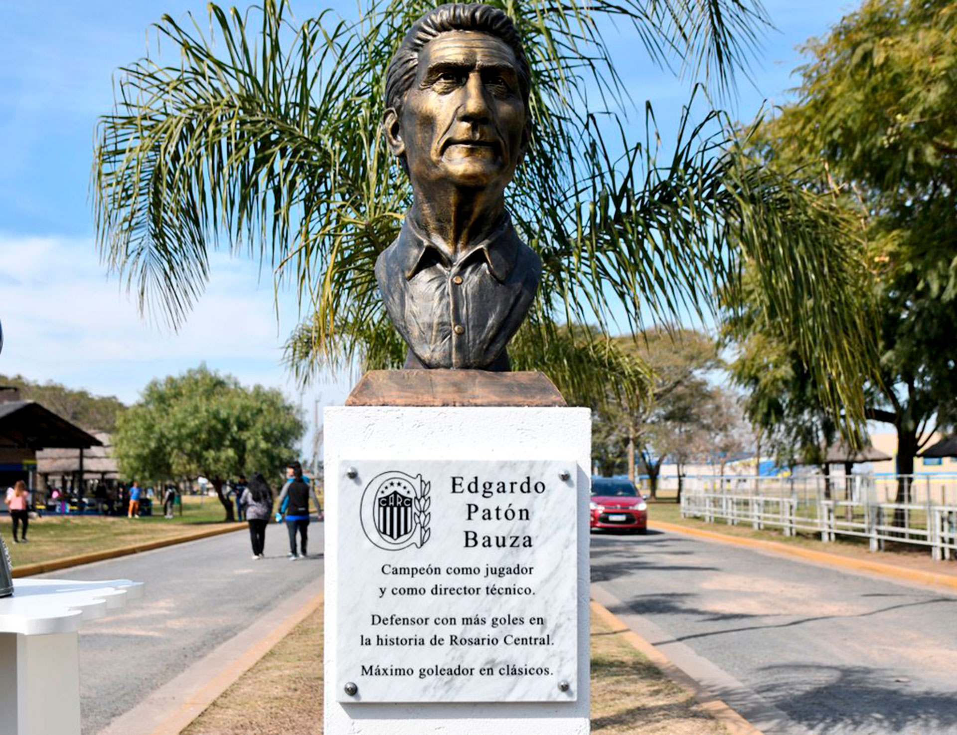 El busto del Patón Bauza que luce el predio de Rosario Central