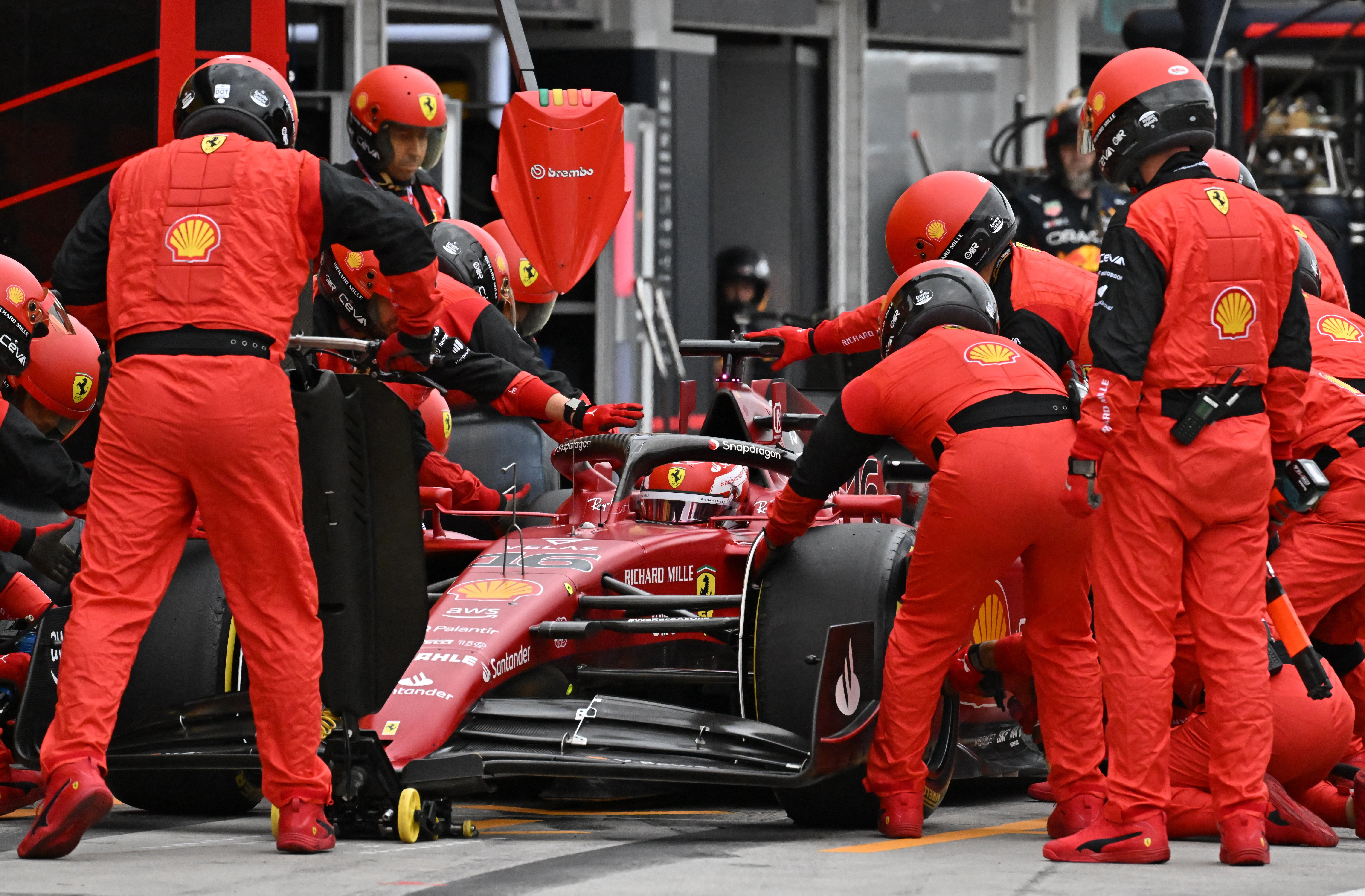 Ferrari tuvo una mala estrategia que perjudicó a Charles Leclerc (REUTERS/Attila Kisbenedek)