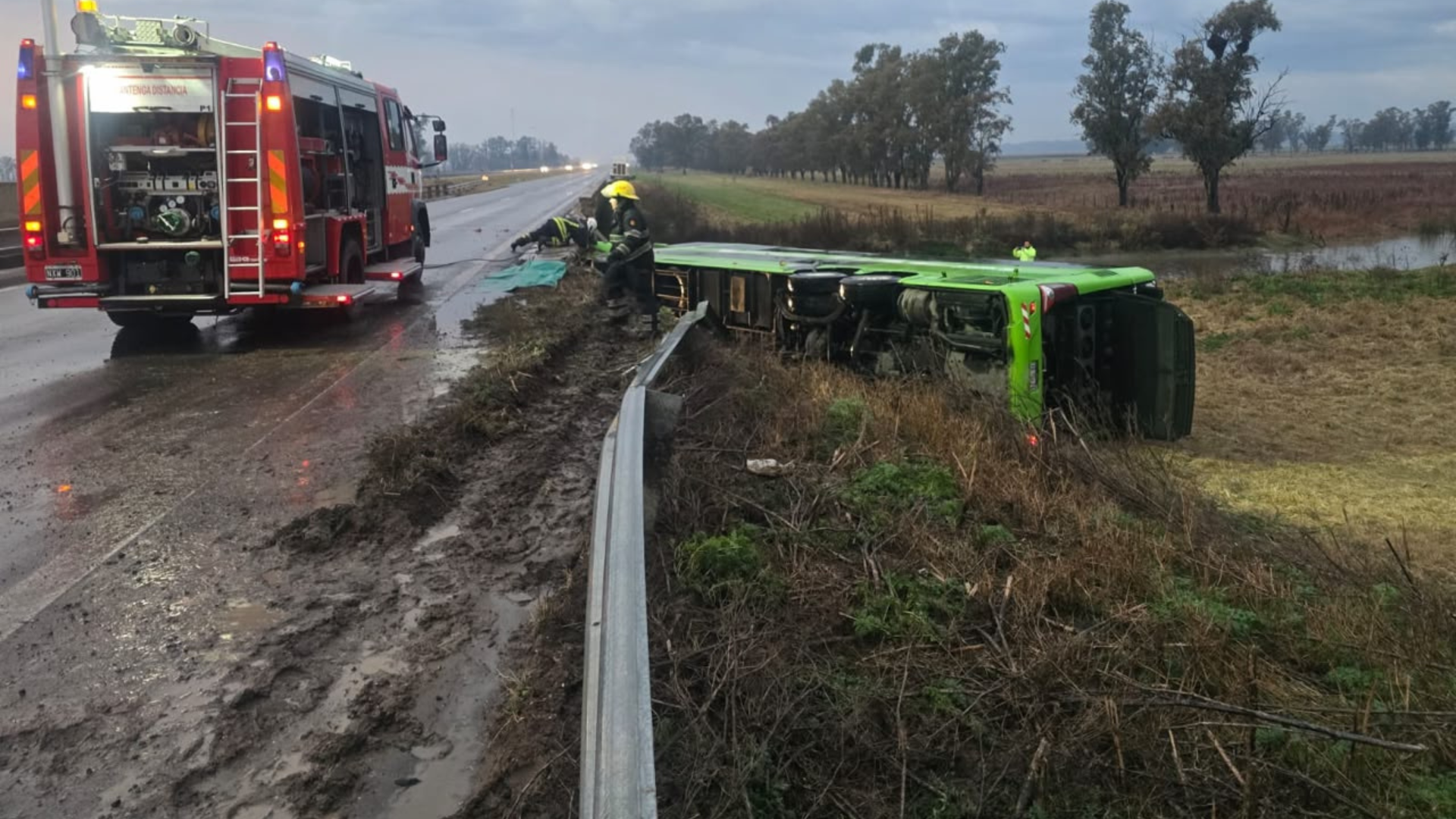 Carmen de Areco: un micro cay&oacute; de un puente en la ruta 7 y hay varios heridos