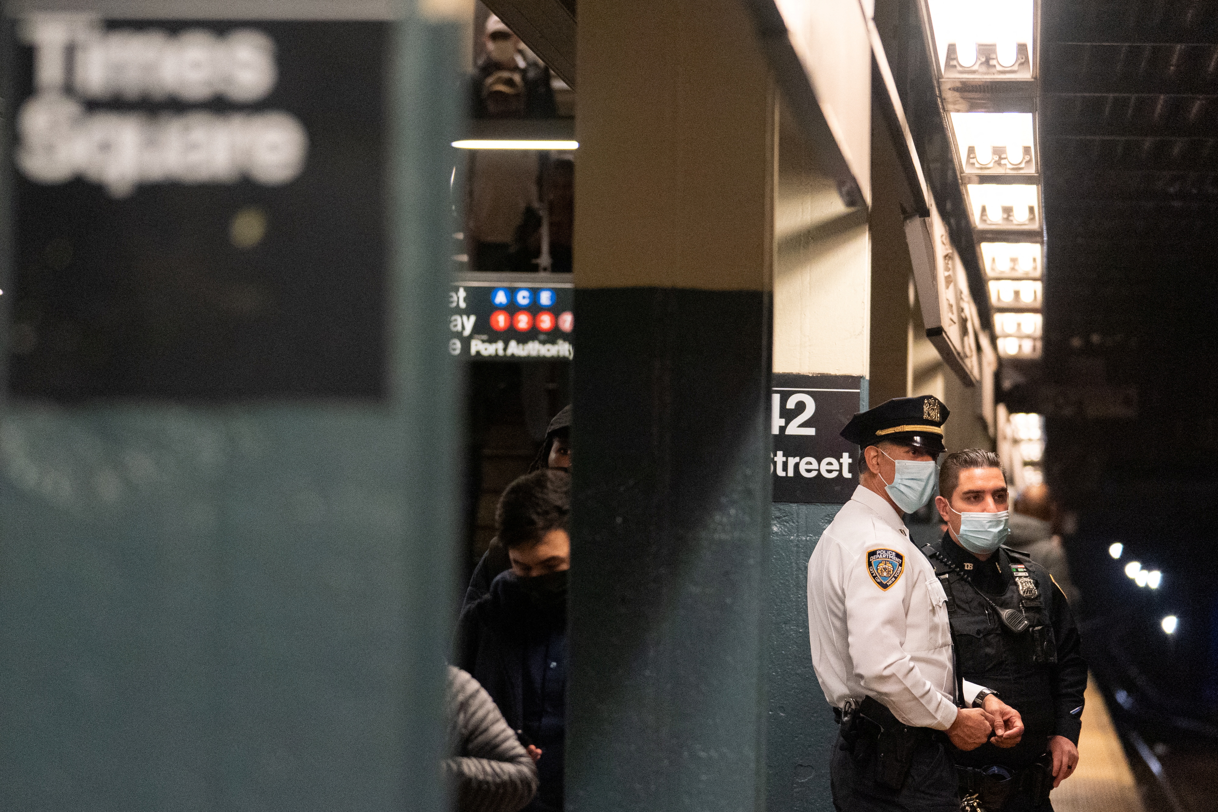 Oficiales de policía patrullan en la estación de Times Square, después de un tiroteo en una estación de metro en el distrito de Brooklyn. REUTERS/Jeenah Moon