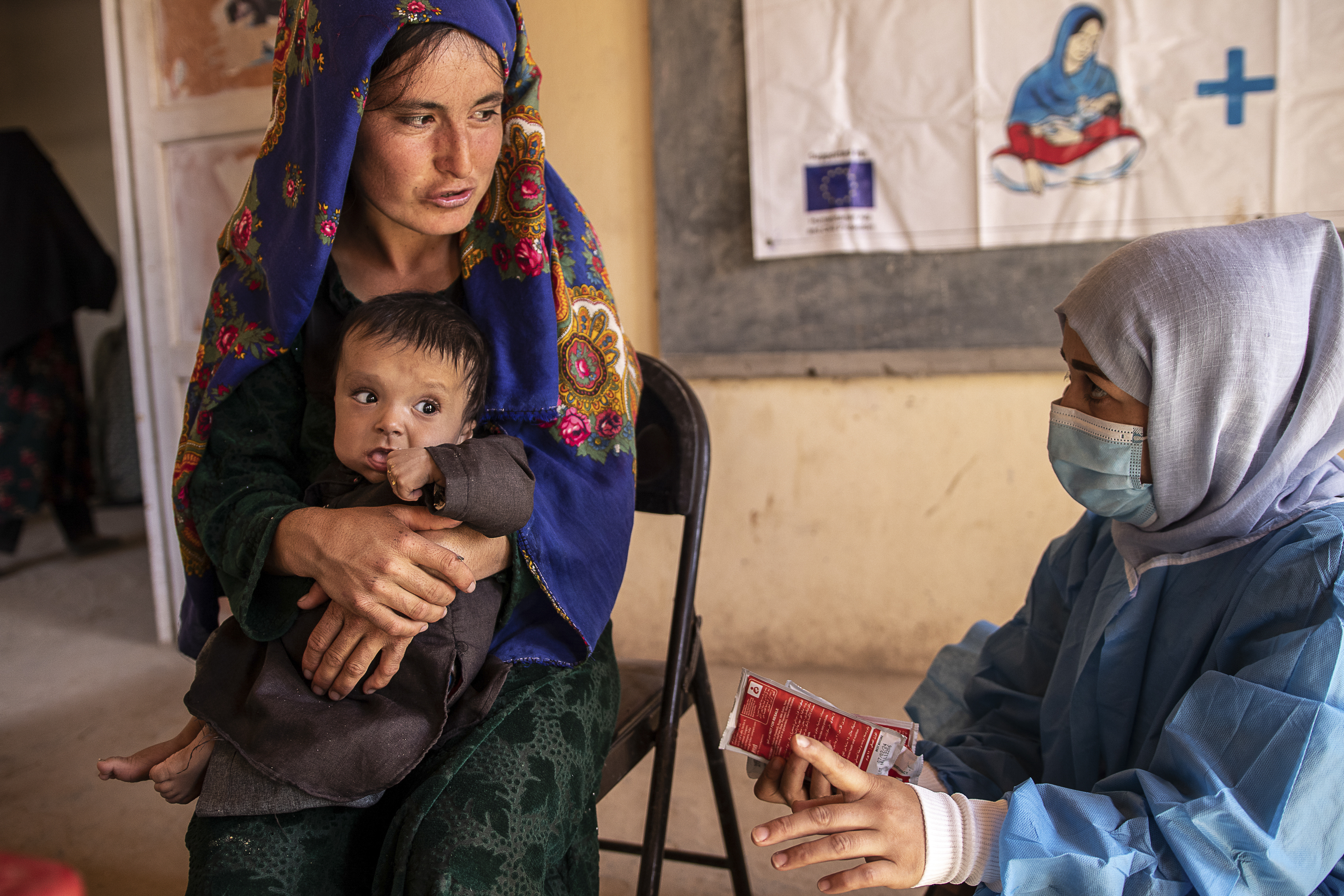Las mujeres en Afganistán no tienen dinero para mantener a sus hijos por la prohibición de trabajar impuesta por los talibanes