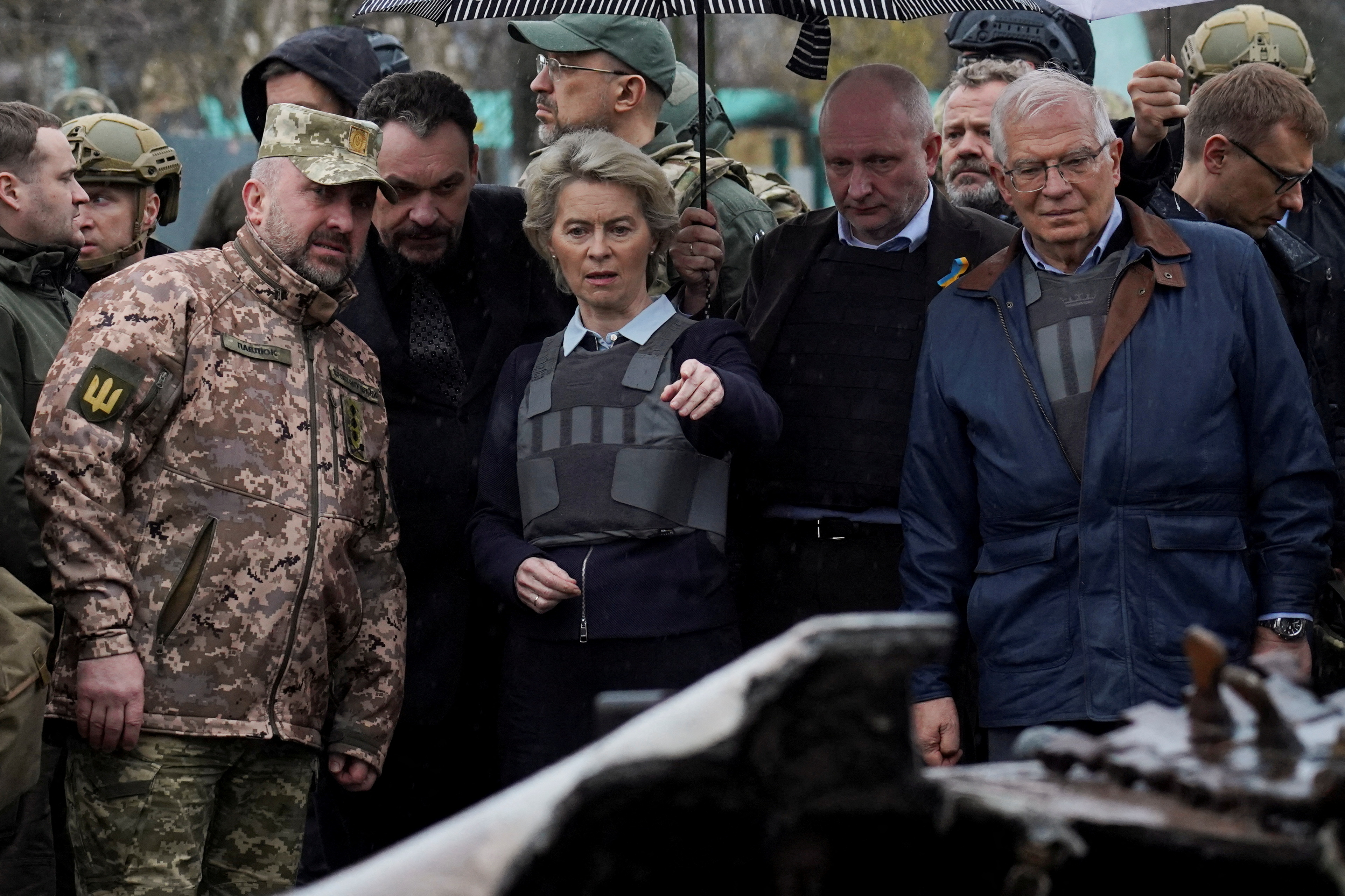 Denys Shmyhal acompañó a Bucha a la presidenta de la Comisión Europea, Ursula von der Leyen y al Alto Representante de la Unión Europea para Asuntos Exteriores y Política de Seguridad, Josep Borrell, el 8 de abril de 2022 (REUTERS/Janis Laizains)