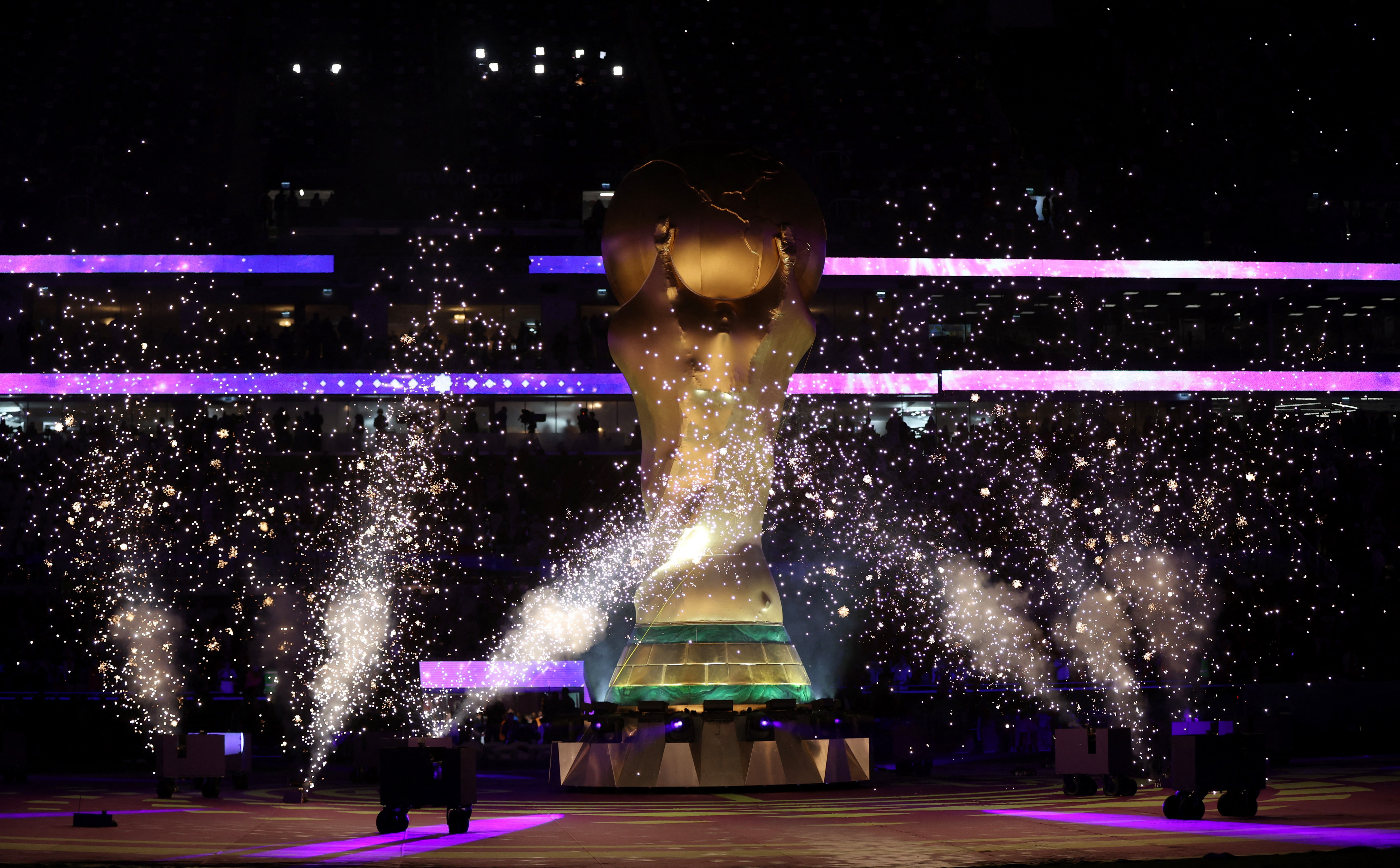 La ceremonia previa al partido, con la Copa del Mundo como protagonista (REUTERS/Suhaib Salem)