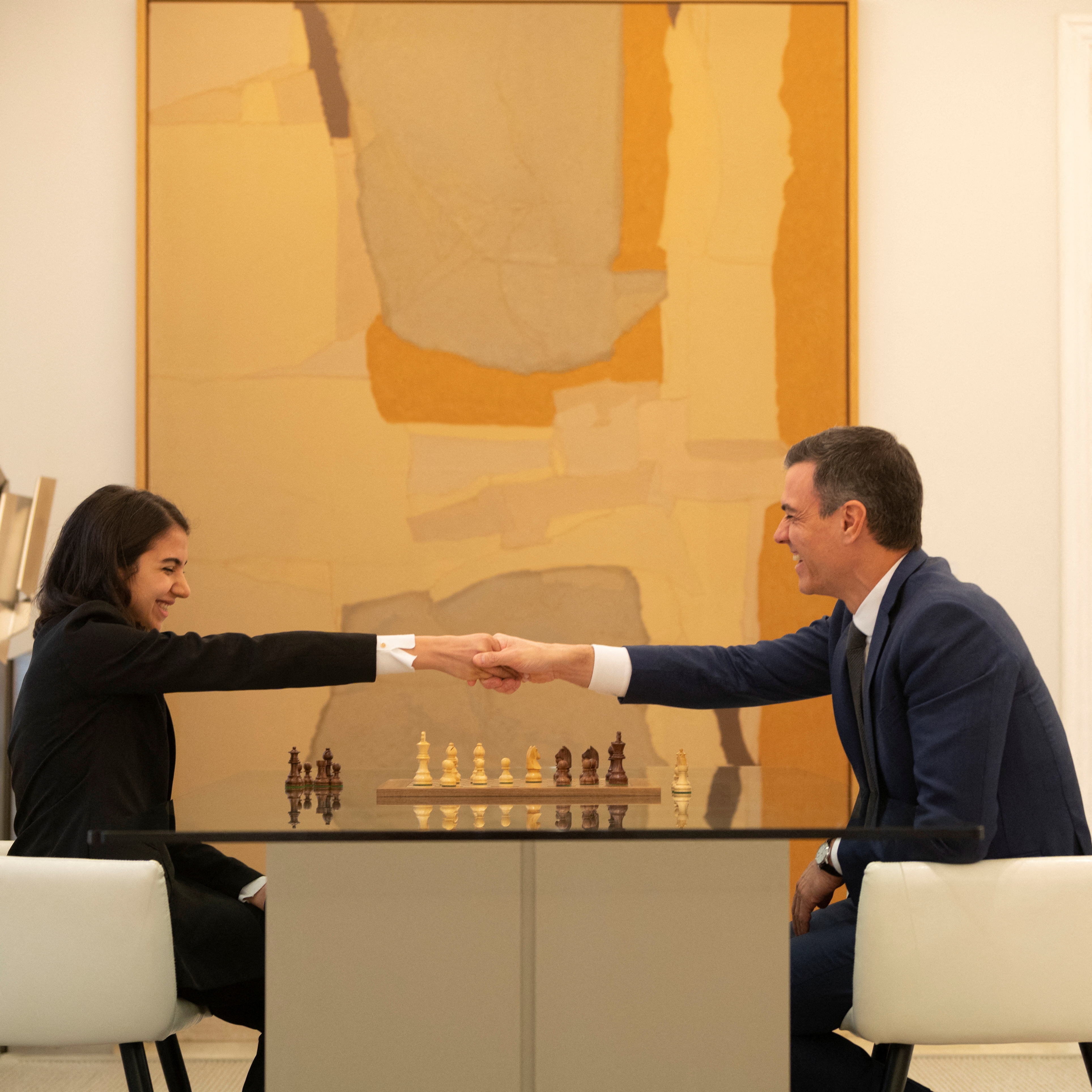 El primer ministro español, Pedro Sanchez, jugó una artida de ajedrez amistosa contra Sara Khadem (Reuters)