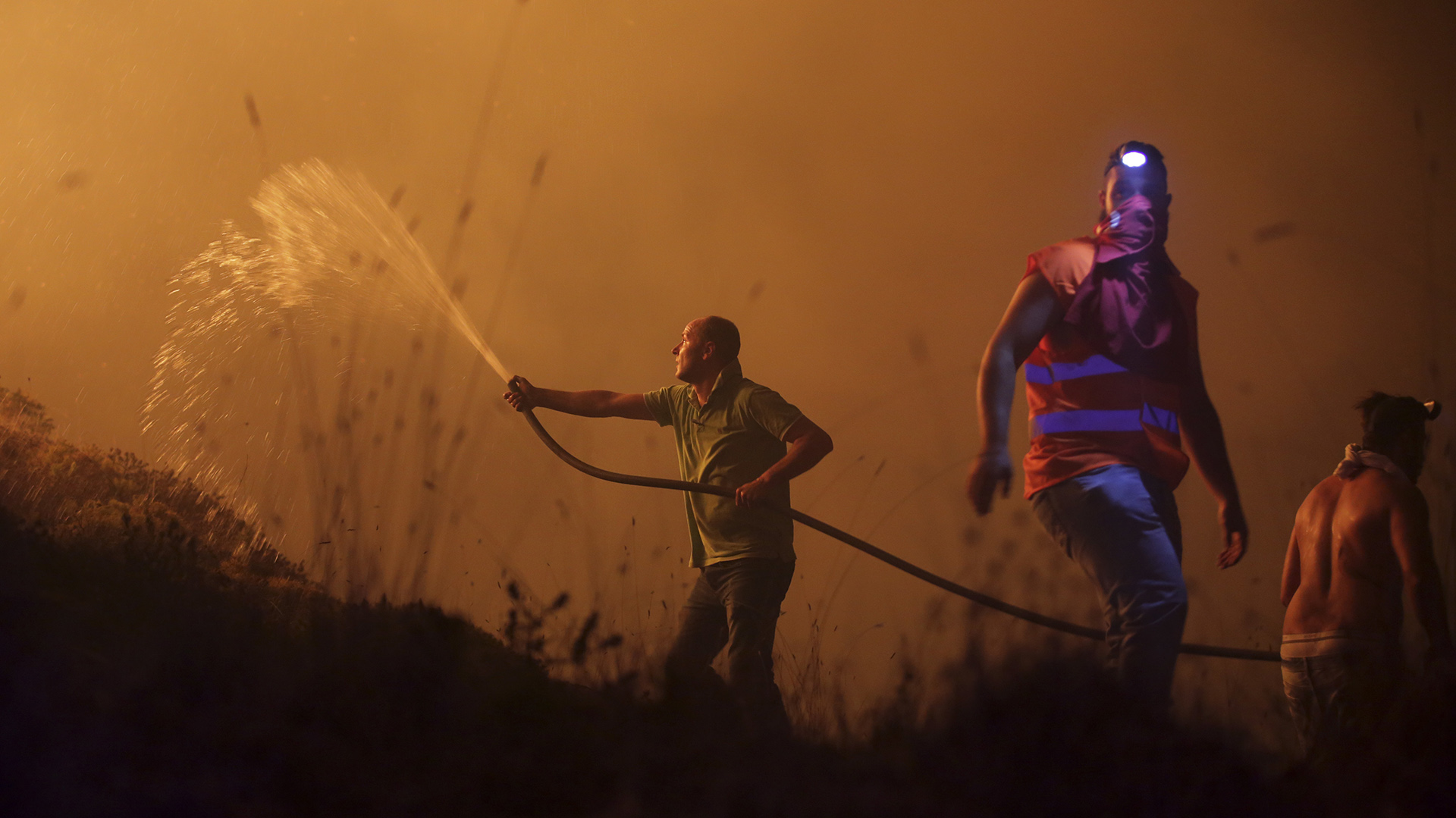 El Gobierno portugués decidió declarar a partir de mañana lunes y hasta el viernes 15 el estado de contingencia, el tercer nivel de respuesta a catástrofes y que nunca se había utilizado para situaciones relacionadas con fuegos forestales. (AP foto/Armando Franca)