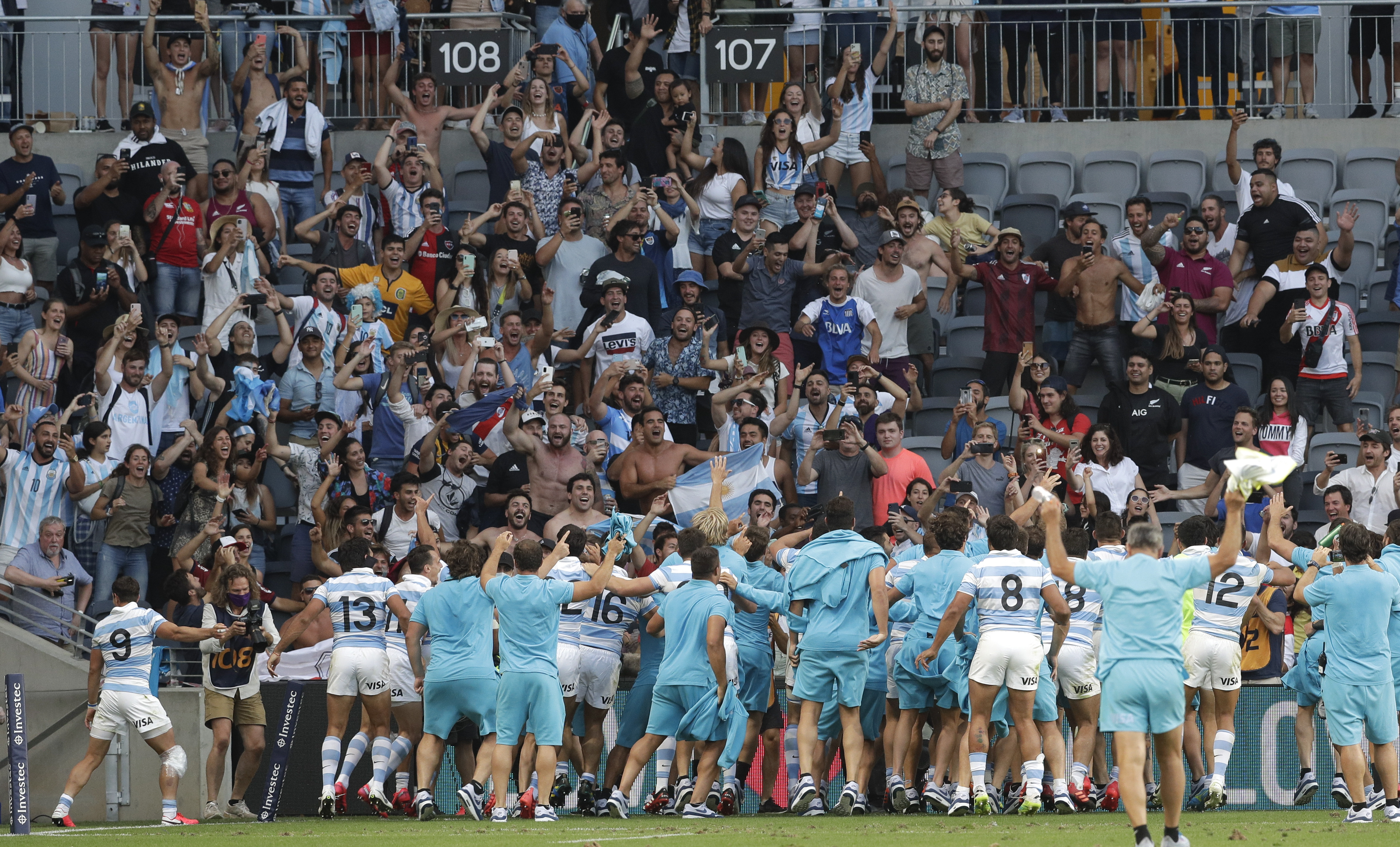 Nicolás Sánchez, fue la máxima figura, al anotar todos los tantos de la Argentina mediante un try, una conversión y seis penales (AP Photo/Rick Rycroft)