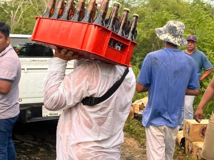 En Sonora, personas cargaron cerveza en camionetas, motocicletas e incluso mochilas y cubetas(Foto: Tw @Oaxaca_AlDia)