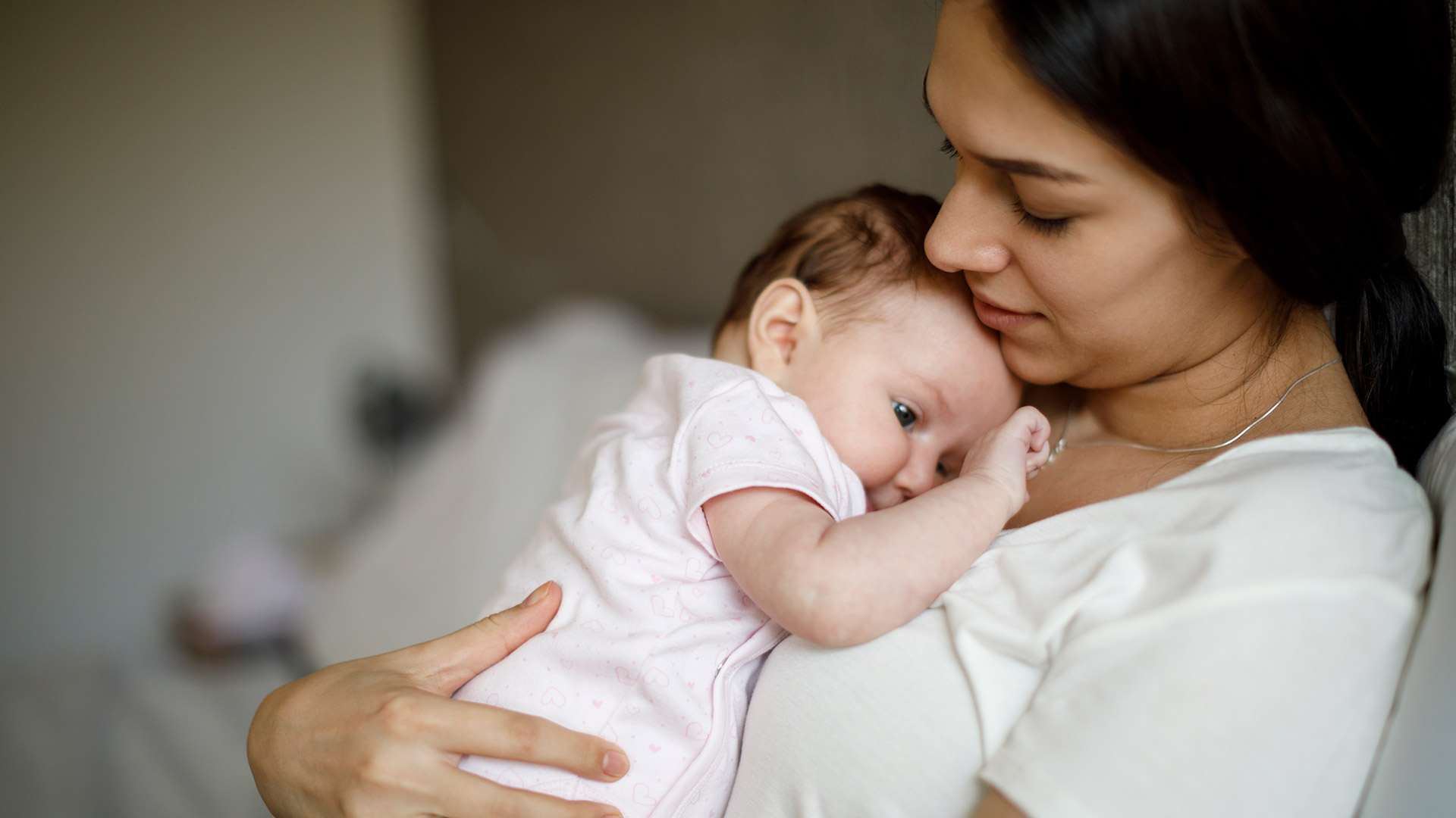 La lactancia materna tiene, como principal barrera, la falta de espacios destinados a este accionar, advierten los expertos