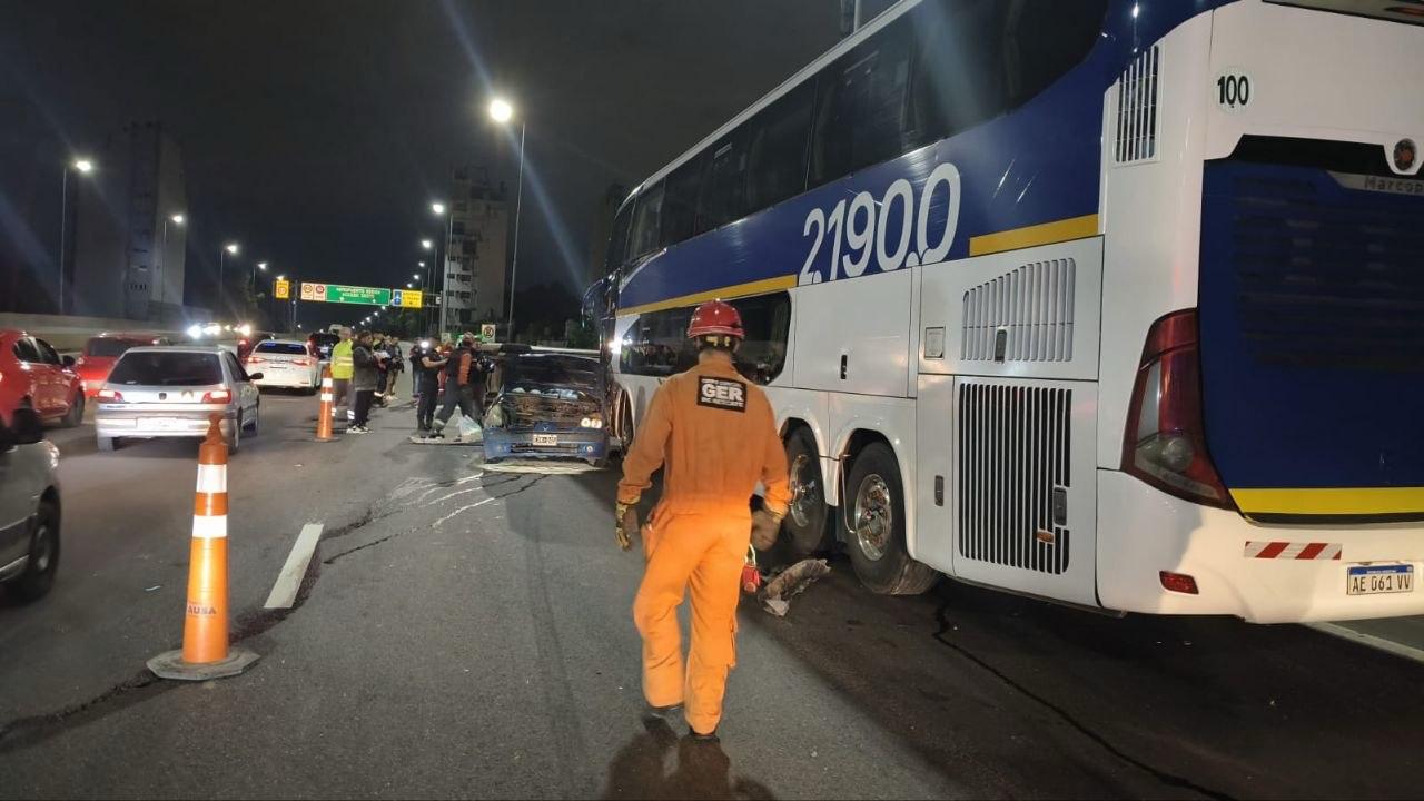 Triple choque en la Autopista 25 de Mayo: un micro impact&oacute; contra dos autos y uno termin&oacute; volcado de costado