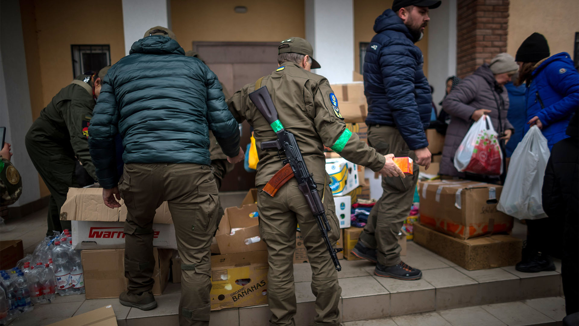 Voluntarios donan alimentos en el pequeño pueblo de Rozhivka, el pasado 14 de abril (EFE/ Miguel Gutiérrez)