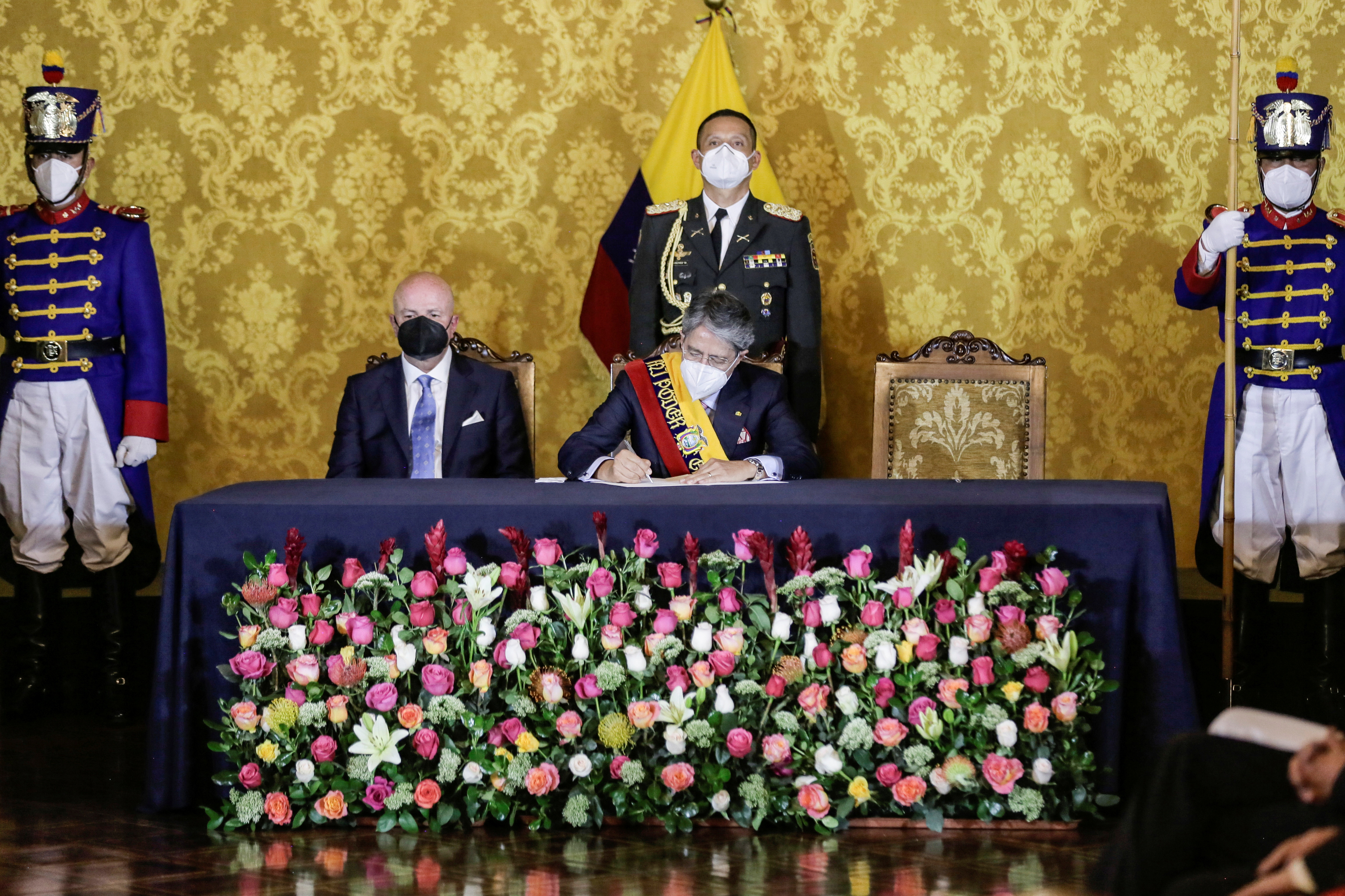Guillermo Lasso firmó su primeros decretos pocas horas después de asumir como nuevo presidente de Ecuador