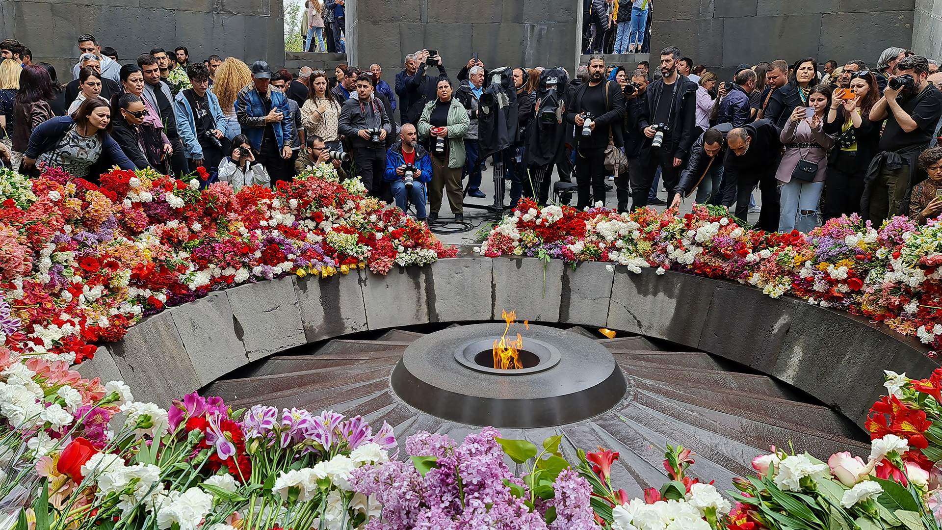 Miles de flores fueron colocadas alrededor de la llama en el Memorial de Ereván (Foto: Lucas Goyret)