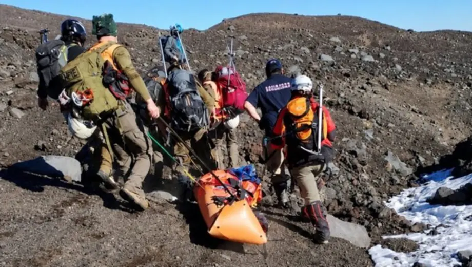 Una mujer intent&oacute; escalar a la cima de un volc&aacute;n junto a sus amigos, se cay&oacute; desde m&aacute;s de 600 metros y muri&oacute;