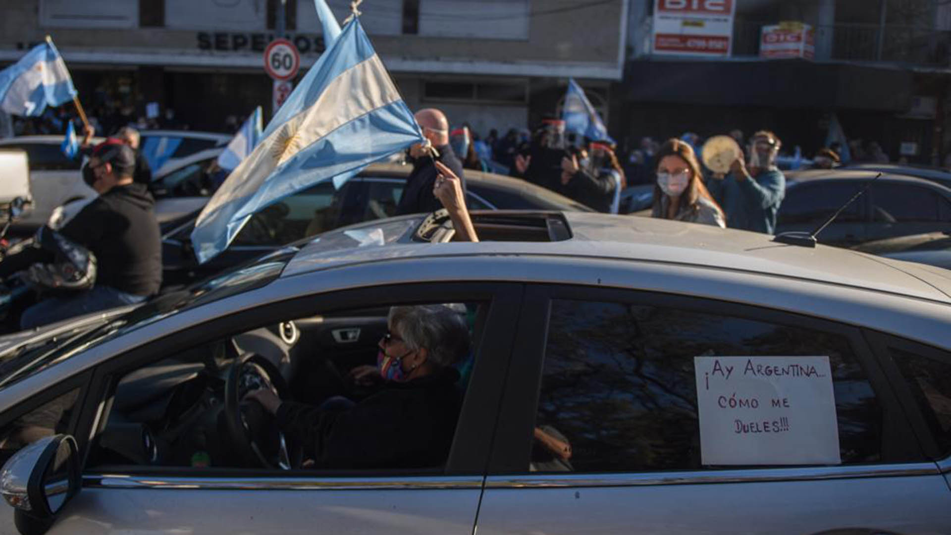 En autos, motos o a pie, los manifestantes de zona norte usaron banderas y carteles para mostrar su descontento con el Gobierno de turno y la situación del país.